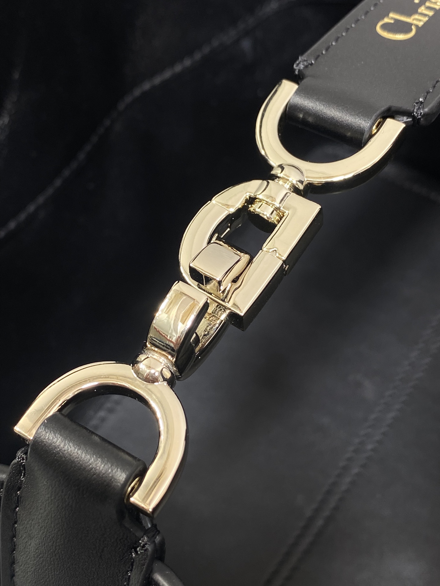 小号黑色‼️全新升级版本，内里牛皮羊纹带着 Toujours 去旅行，超大菱格的设计，搭配经典的字母配饰