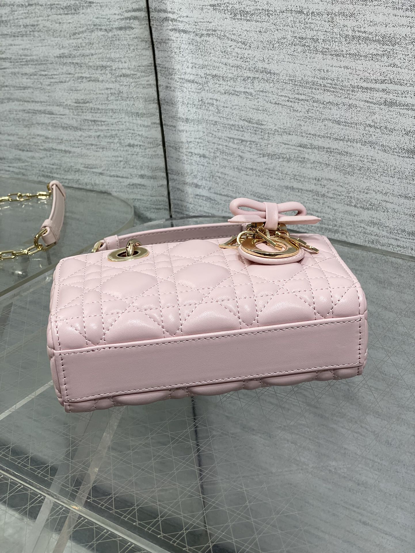 柔粉迷你现货‼️D-Joy bag最新蝴蝶结🎀羊皮2026款时尚果然就是轮回，回归了一把中古戴妃长方包形