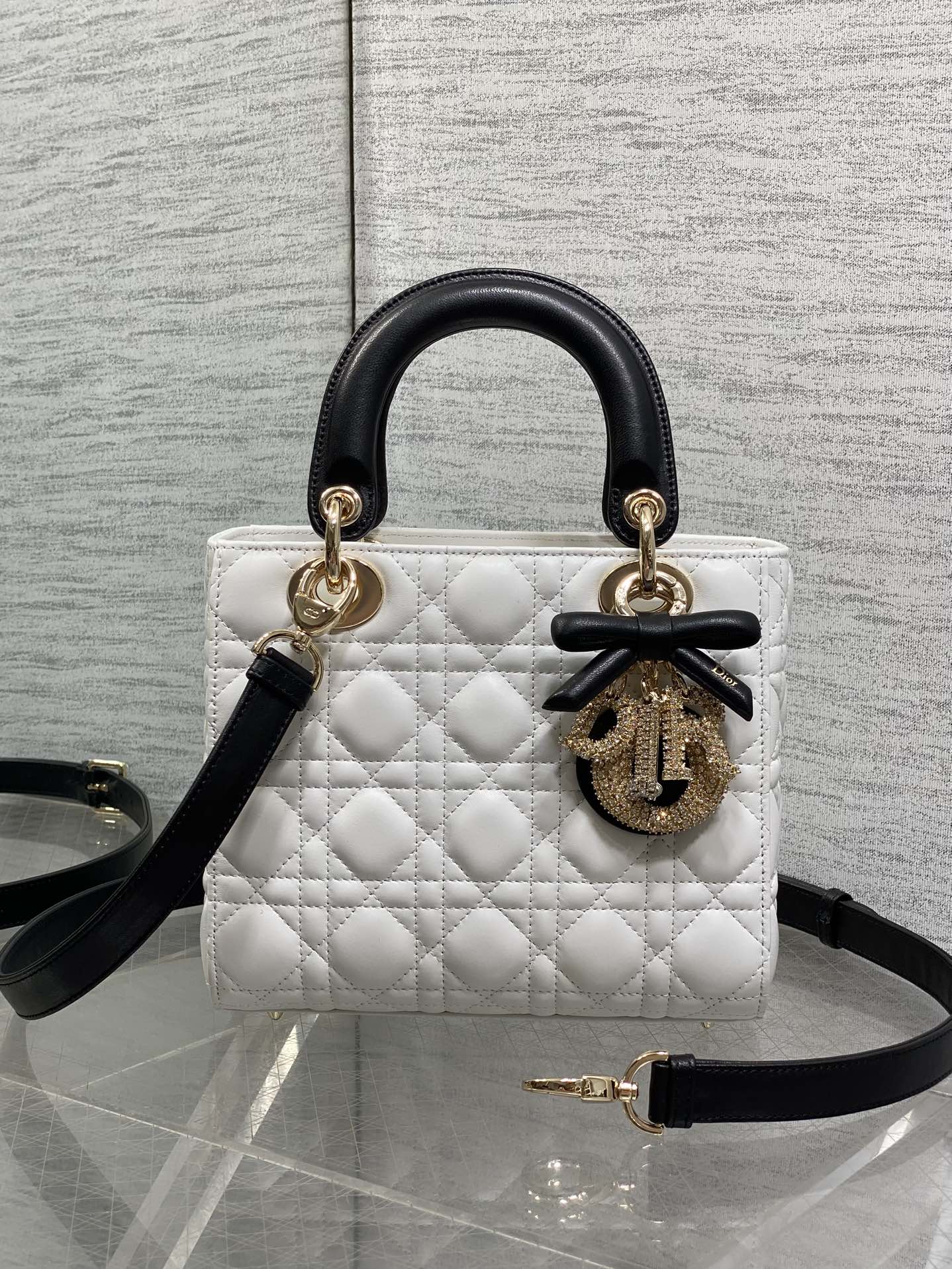 NO:894398,In stock, Lady's latest four-panel black and white butterfly knot diamond buckle Diana bag is carefully made of lambskin. It is a must-have Princess Diana bag for everyone. Charming, elegant and full of aura, it is also full of femininity when carried cross-body, classic fashion style. It is a beautiful bag that everyone has on Instagram and many fashion icons. Don't miss it. Size 20*17*8cm, new bow bag, sheepskin, Hermes,19860909现货 Lady最新款四格黑拼白蝴蝶结钻石扣戴妃包,采用小羊皮精心制作、人手一个必备的戴妃包.迷人优雅又气场十足,斜挎手拎也是女人味十足,经典时尚风格.ins和众多时尚icon都人手一个的美包,别错过哦 size20*17*8cm,新款蝴蝶结包,sheepskin,Hermes,,Bag