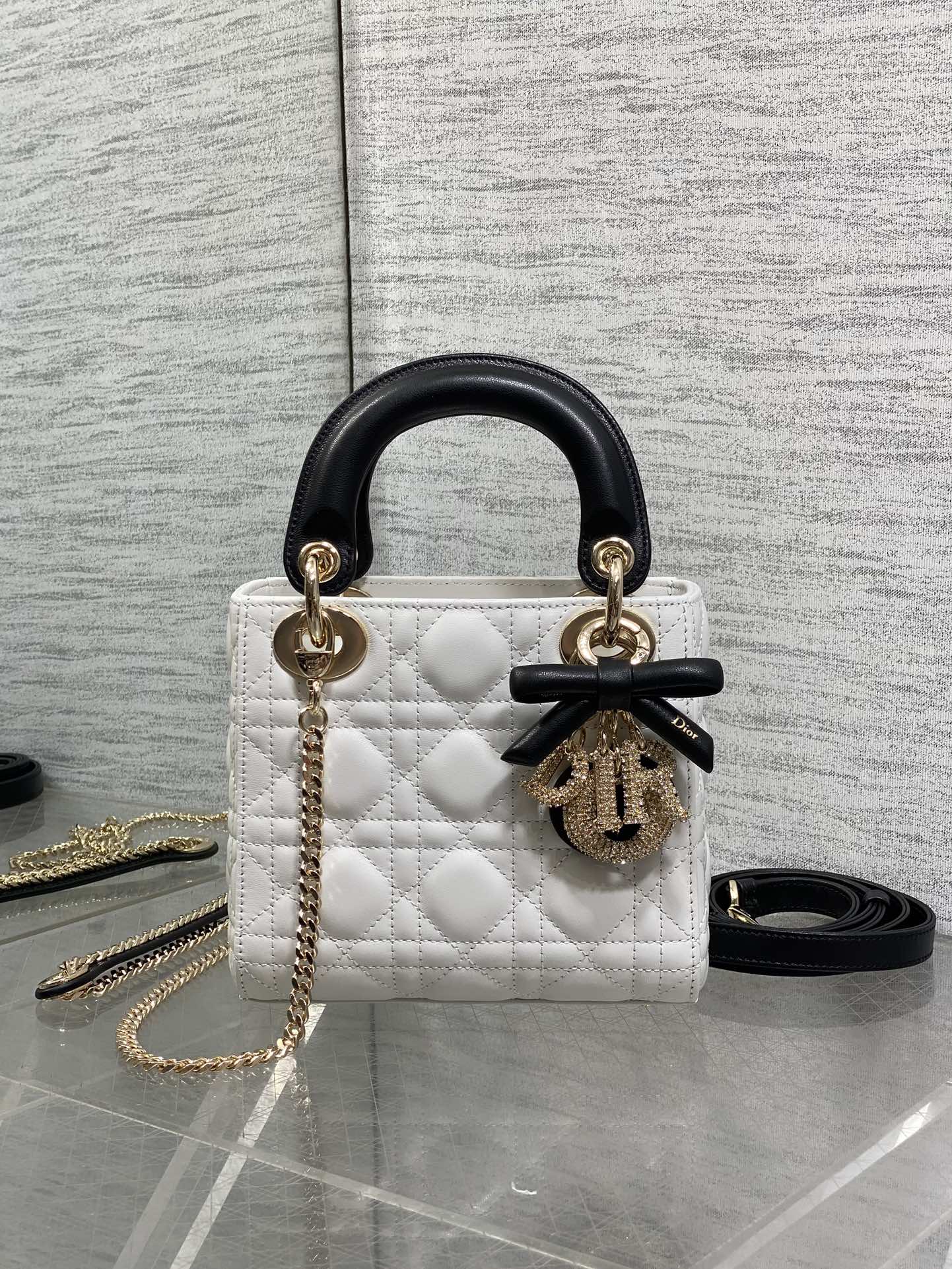 NO:894405,In stock, Classic Lady's latest three-panel black and white butterfly knot diamond buckle Princess Diana bag, a must-have three-panel small bag for everyone. Charming, elegant and full of aura, it is also full of femininity when carried cross-body, classic fashion style. This beautiful bag is in the hands of everyone on Instagram and many fashion icons, don't miss it. Size 17*7*15cm, new bow bag, Hermes,19860909现货 Classic Lady最新三格黑拼白蝴蝶结钻石扣戴妃包,人手一个必备的三格小包.迷人优雅又气场十足,斜挎手拎也是女人味十足,经典时尚风格.ins和众多时尚icon都人手一个的美包,别错过哦 size17*7*15cm,新款蝴蝶结包,Hermes,,Bag