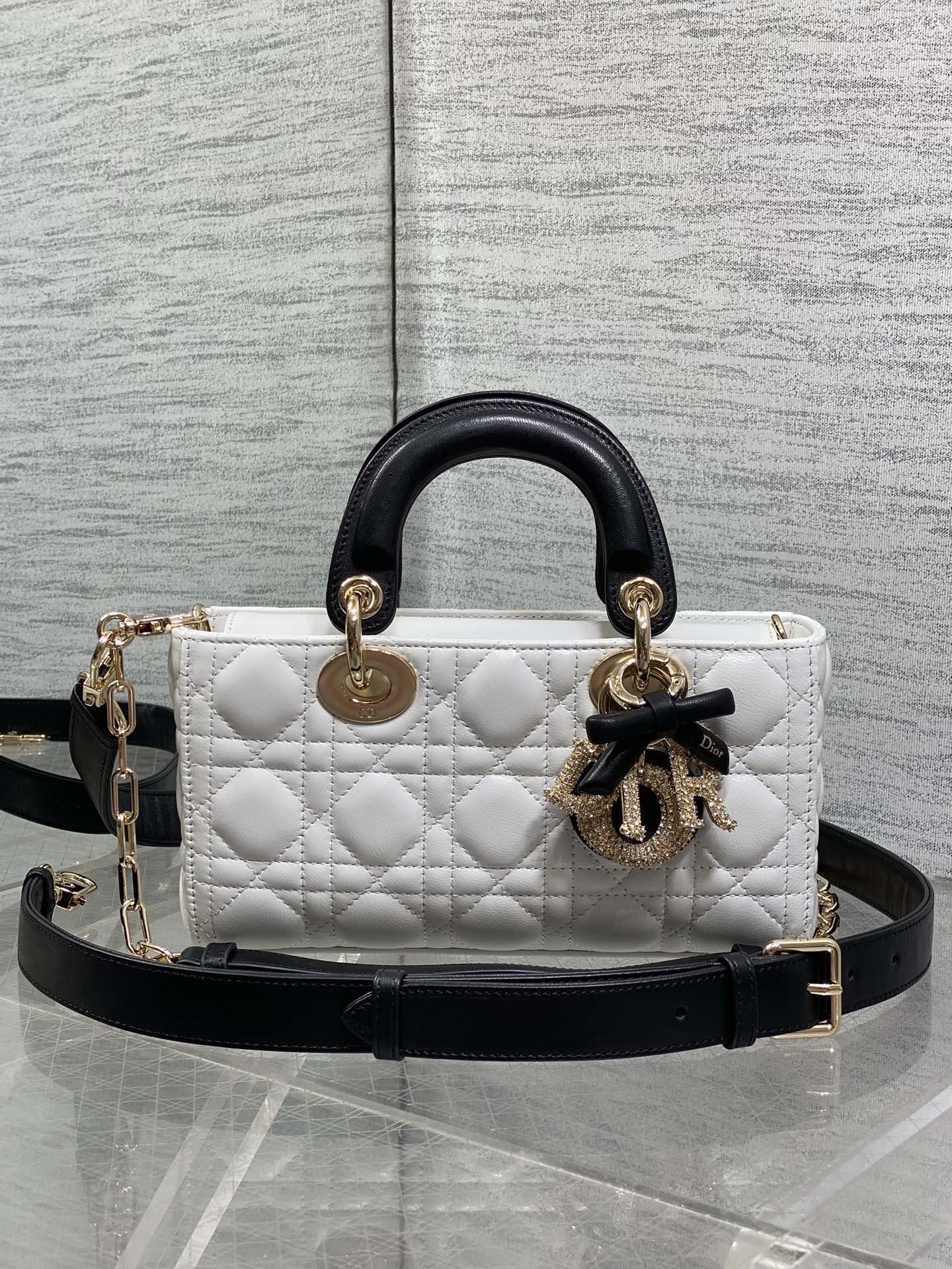 NO:894411,Black and white in stock D-joy small series latest bow diamond buckle hardware, the new size is smaller, more refined, popular style rhythm, the bag comes with two shoulder straps, multiple carrying methods ♀, the upper body is beautiful and rustic, classic rhombus design, with soft sheepskin elegant and fashionable size 22*6*12cm, new bow bag, sheepskin, Hermes,19860909黑拼白现货 D-joy小号系列最新蝴蝶结钻石扣五金,新出的尺寸更小巧,更显得精致,大爆款的节奏,包包自带两条肩带,多种背法♀,上身又美又飒,经典的菱格设计,搭配柔软的绵羊皮优雅又时尚 size22*6*12cm,新款蝴蝶结包,sheepskin,Hermes,,Bag
