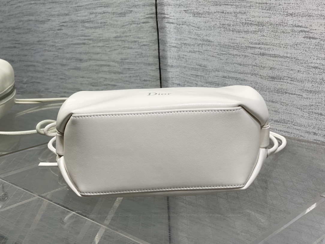 现货‼️最新 Bow Bag手拿包系列简洁的筒包形，像香香软软的面包侧面的蝴蝶结设计，真的别有新意属于法