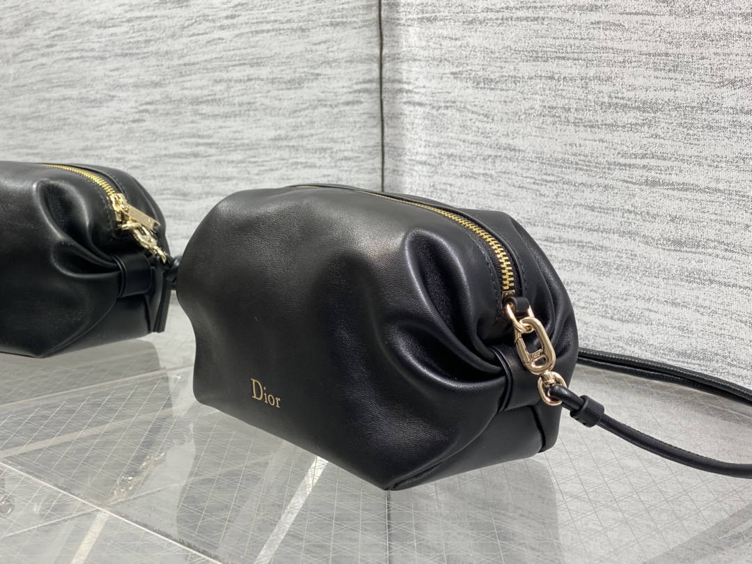 现货‼️最新 Bow Bag手拿包系列简洁的筒包形，像香香软软的面包侧面的蝴蝶结设计，真的别有新意属于法