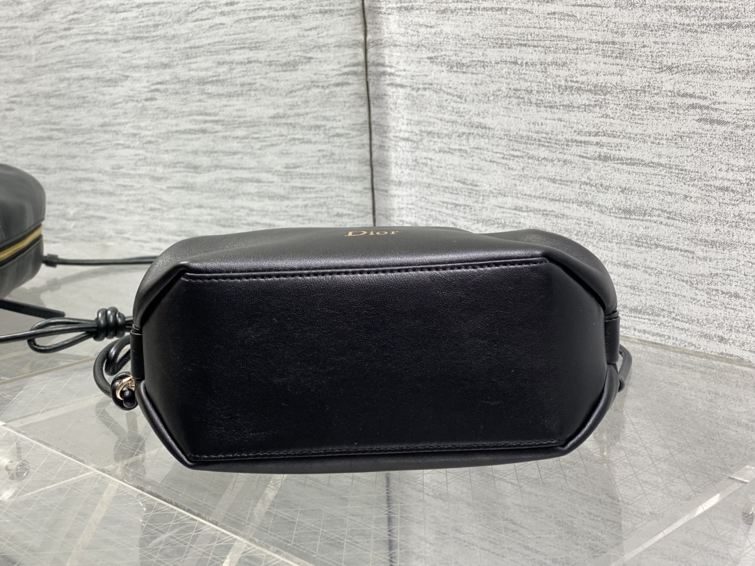 现货‼️最新 Bow Bag手拿包系列简洁的筒包形，像香香软软的面包侧面的蝴蝶结设计，真的别有新意属于法