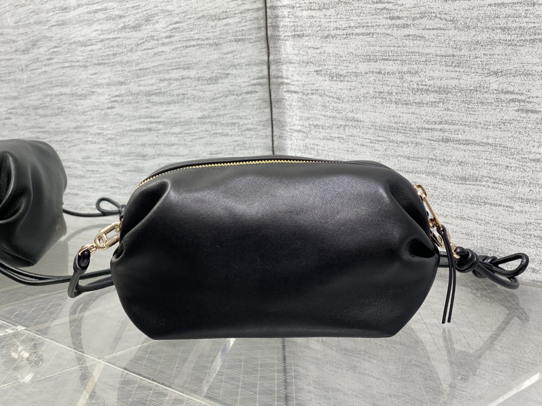现货‼️最新 Bow Bag手拿包系列简洁的筒包形，像香香软软的面包侧面的蝴蝶结设计，真的别有新意属于法