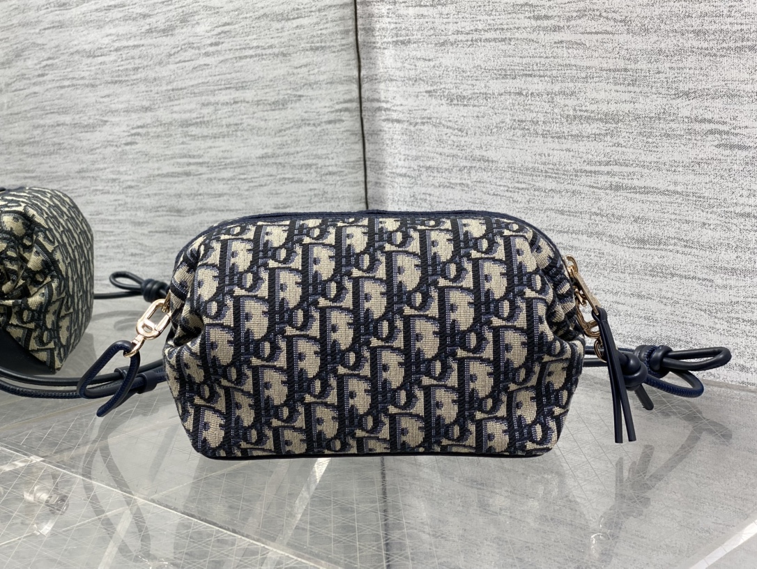 蓝布现货‼️最新 Bow Bag手拿包系列简洁的筒包形，像香香软软的面包侧面的蝴蝶结设计，真的别有新意属