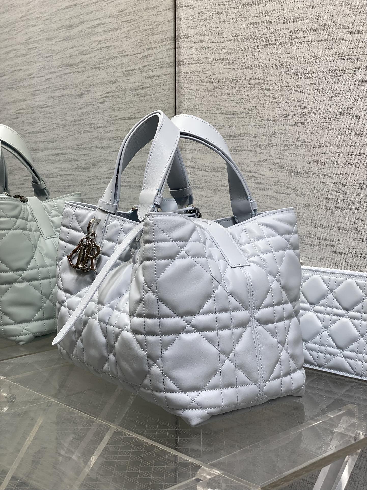 冰川蓝中号现货‼️全新升级版本内里牛皮，带着 Toujours 去旅行，超大菱格的设计，搭配经典的字母配