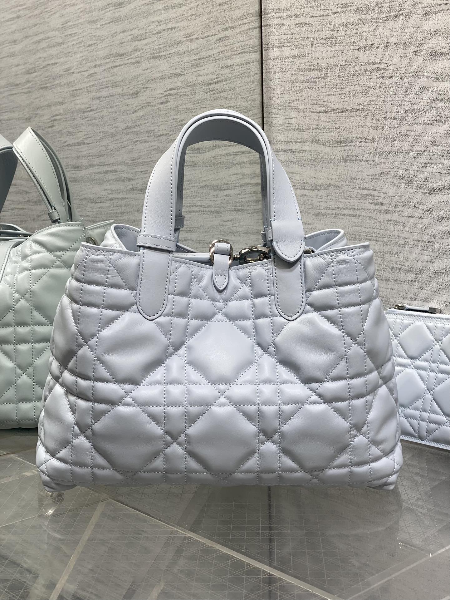 冰川蓝中号现货‼️全新升级版本内里牛皮，带着 Toujours 去旅行，超大菱格的设计，搭配经典的字母配