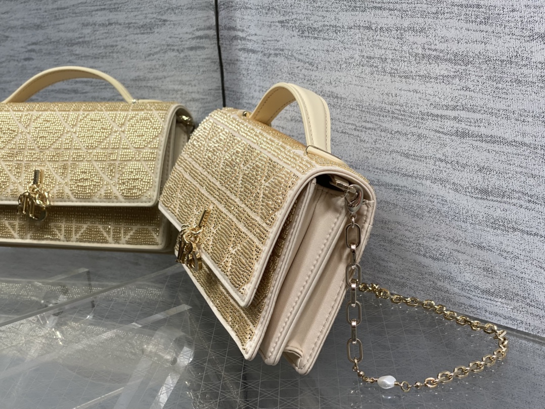 现货‼️Miss Dior最新限量手工珠子micro系列,一只什么都装不下,只能装下可爱的小包包😘,皮面 现货‼️Miss Dior最新限量手工珠子micro系列,一只什么都装不下,只能装下可爱的小包包😘,皮面