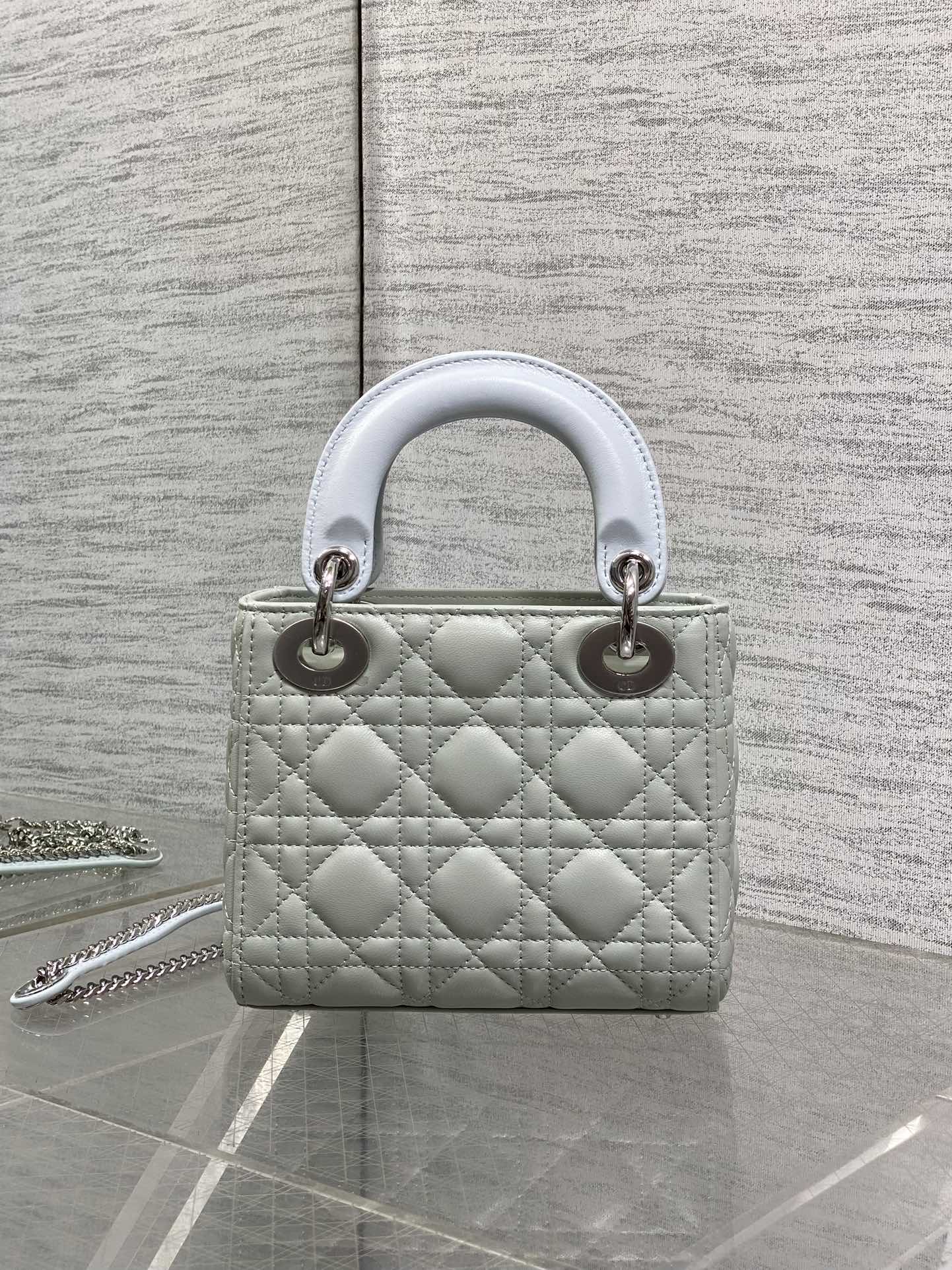 现货‼️Classic Lady最新蝴蝶结🎀戴妃包，人手一个必备的三格小包😍。迷人优雅又气场十足💃🏻，斜