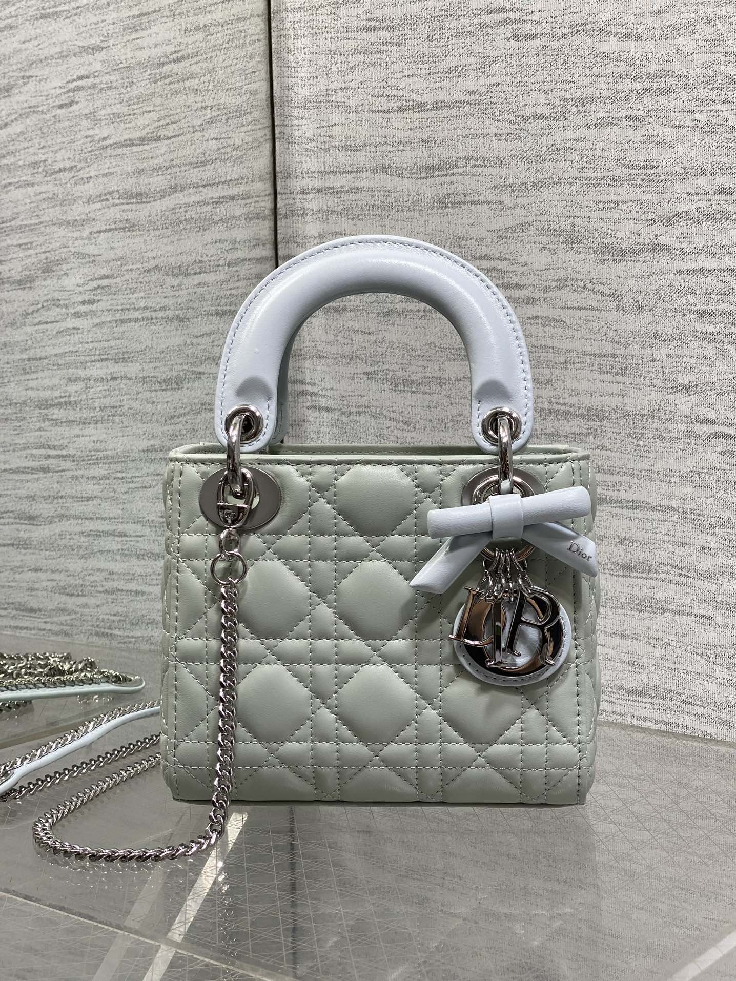 现货‼️Classic Lady最新蝴蝶结🎀戴妃包，人手一个必备的三格小包😍。迷人优雅又气场十足💃🏻，斜