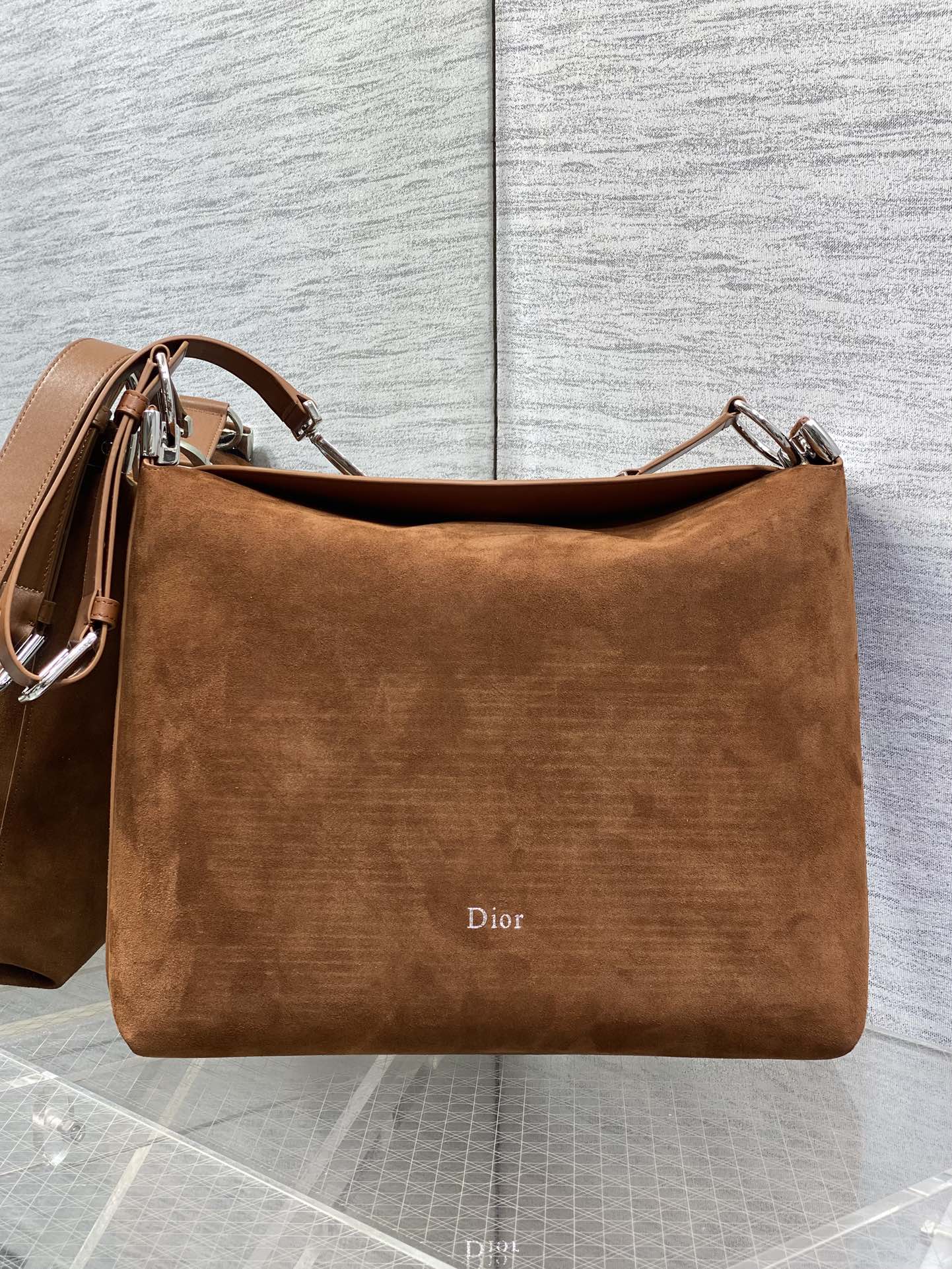 现货‼️Diorly 春夏新款中号系列柔软的磨砂牛皮革，超级有质感简洁又大气的包形，满满的高级感肩带搭配