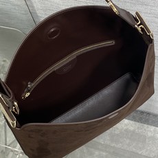 现货‼️Diorly 春夏新款中号系列柔软的磨砂牛皮革,超级有质感简洁又大气的包形,满满的高级感肩带搭配 现货‼️Diorly 春夏新款中号系列柔软的磨砂牛皮革,超级有质感简洁又大气的包形,满满的高级感肩带搭配