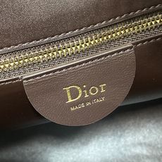 现货‼️Diorly 春夏新款中号系列柔软的磨砂牛皮革,超级有质感简洁又大气的包形,满满的高级感肩带搭配 现货‼️Diorly 春夏新款中号系列柔软的磨砂牛皮革,超级有质感简洁又大气的包形,满满的高级感肩带搭配