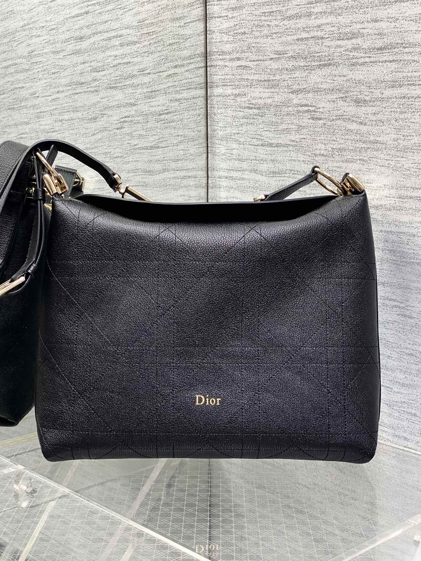 NO:850658,In stock Diorly's new spring and summer medium-sized series. Soft nubuck cow leather, super texture. Simple and elegant bag shape, full of high-end sense. The shoulder straps are matched with classic gold letter buckles, elegant and modern. Extra large capacity can store various daily travel items. The design of the adjustable shoulder straps creates a variety of shoulder styles. It is suitable for commuting and leisure travel. Size: 31.5x8x25cm, 2025 new style, dior, cowhide, Hermes,19860909现货 Diorly 春夏新款中号系列 柔软的磨砂牛皮革,超级有质感 简洁又大气的包形,满满的高级感 肩带搭配经典金色字母扣,优雅又摩登 超大的容量可收纳各种日常出行用品 可调节肩带的设计打造多种肩背造型 无论是通勤和休闲出行都很合适 size:31.5x8x25cm,2025新款,dior,cowhide,Hermes,,Bag