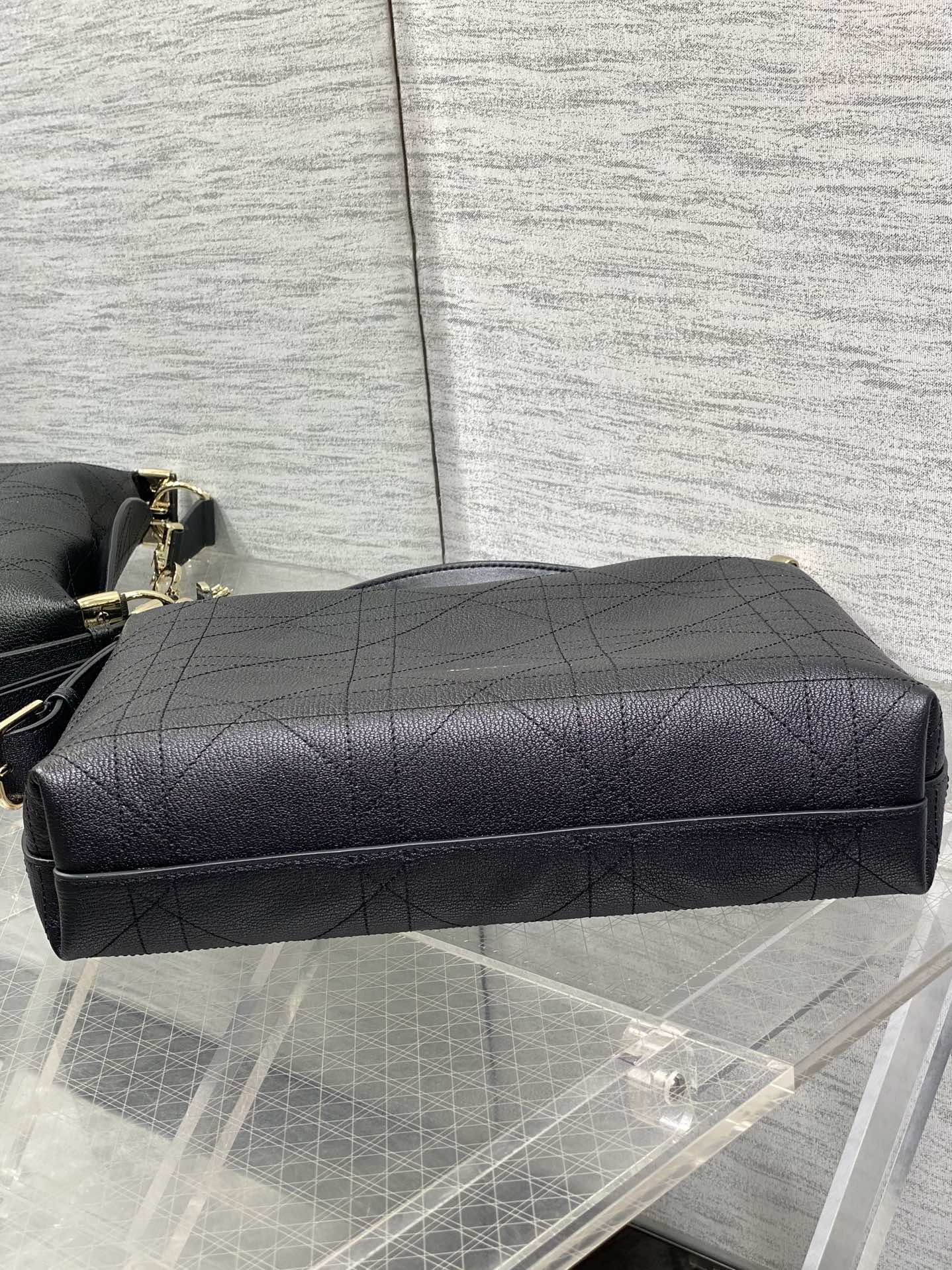 现货‼️Diorly 春夏新款中号系列柔软的磨砂牛皮革，超级有质感简洁又大气的包形，满满的高级感肩带搭配