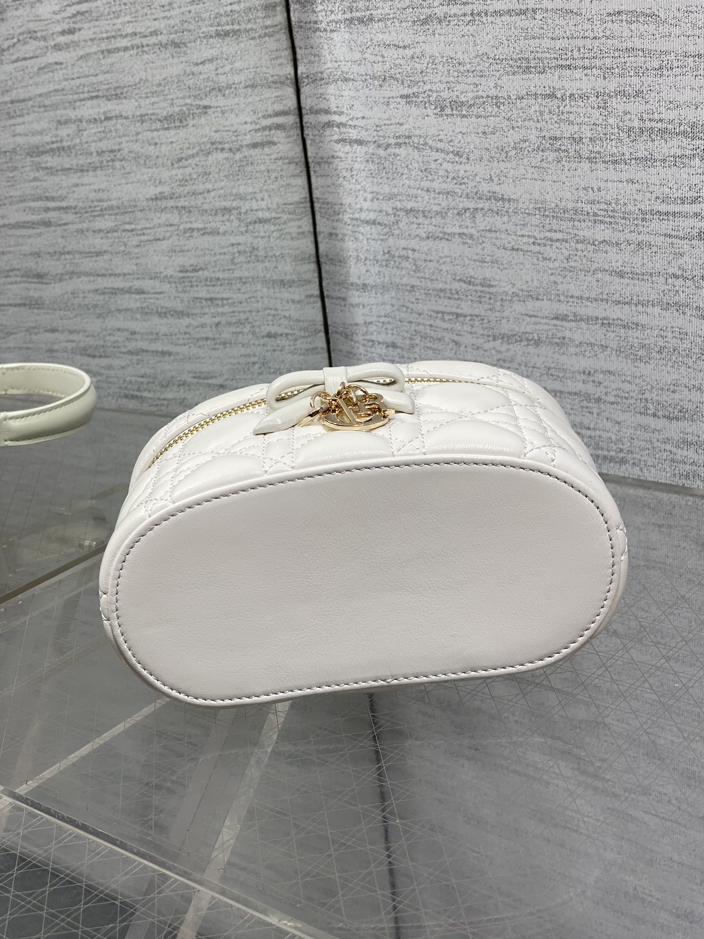 现货‼️Dior蝴蝶结化妆包，经典菱格+蝴蝶结金属吊饰，优雅精致感拉满✨柔软的小羊皮轻便耐用，日常通勤、