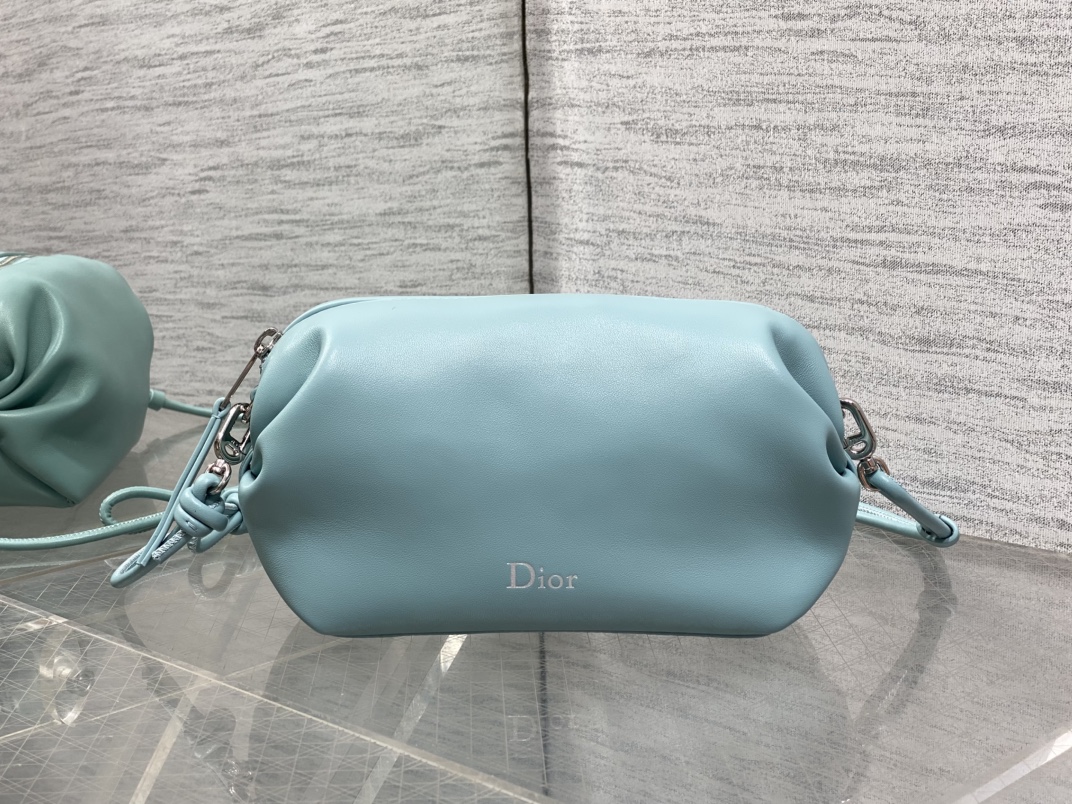现货‼️最新 Bow Bag手拿包系列简洁的筒包形，像香香软软的面包侧面的蝴蝶结设计，真的别有新意属于法