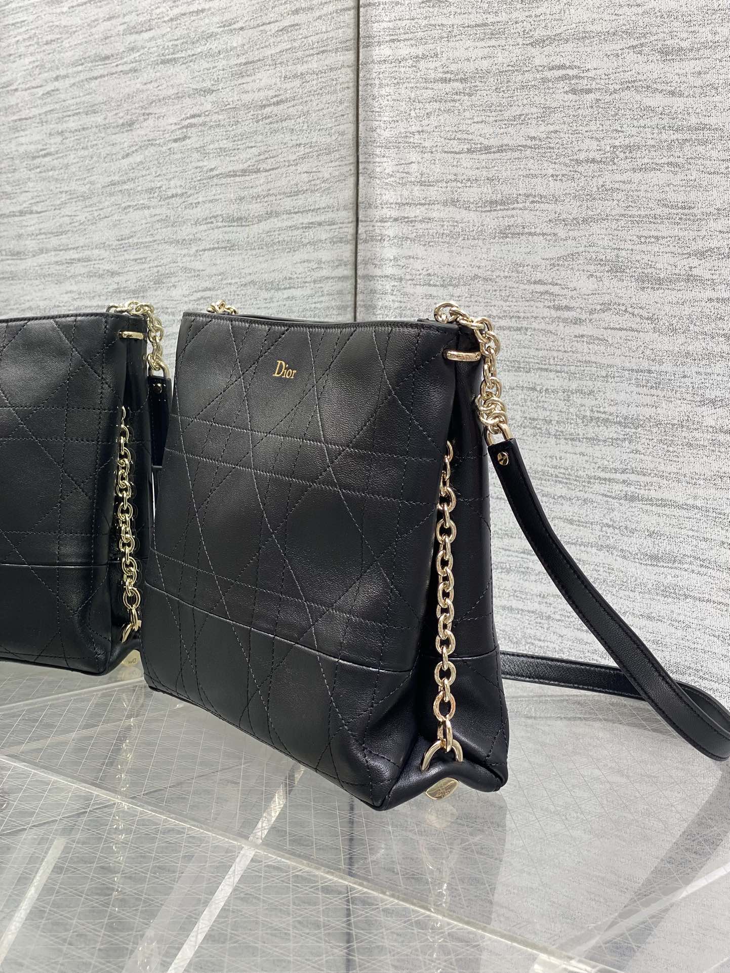 现货‼️Dior 2026 Trianon新款Hobo链条包，黑色菱格纹皮革+金属链条肩带，优雅又实用！