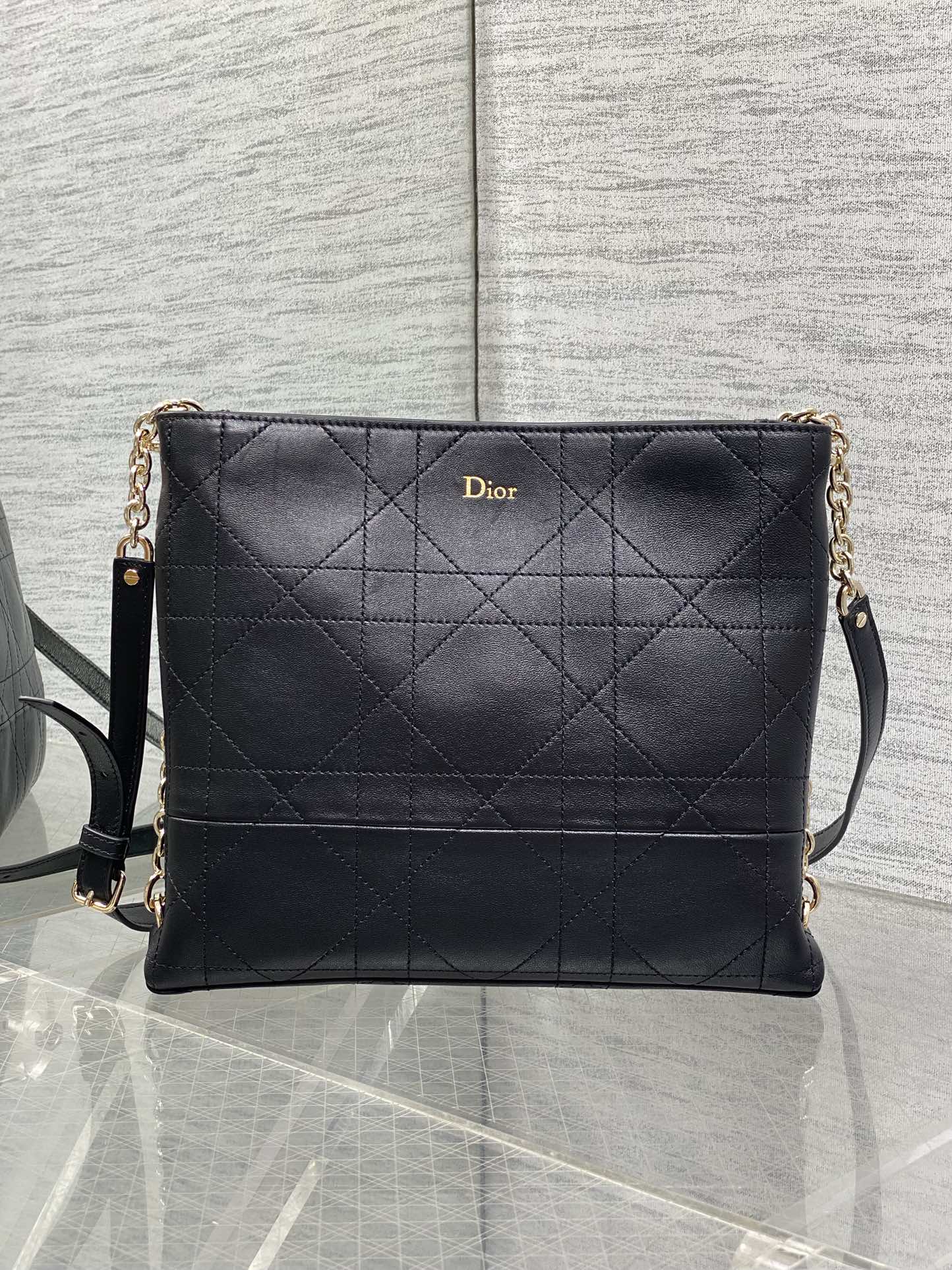 现货‼️Dior 2026 Trianon新款Hobo链条包，黑色菱格纹皮革+金属链条肩带，优雅又实用！