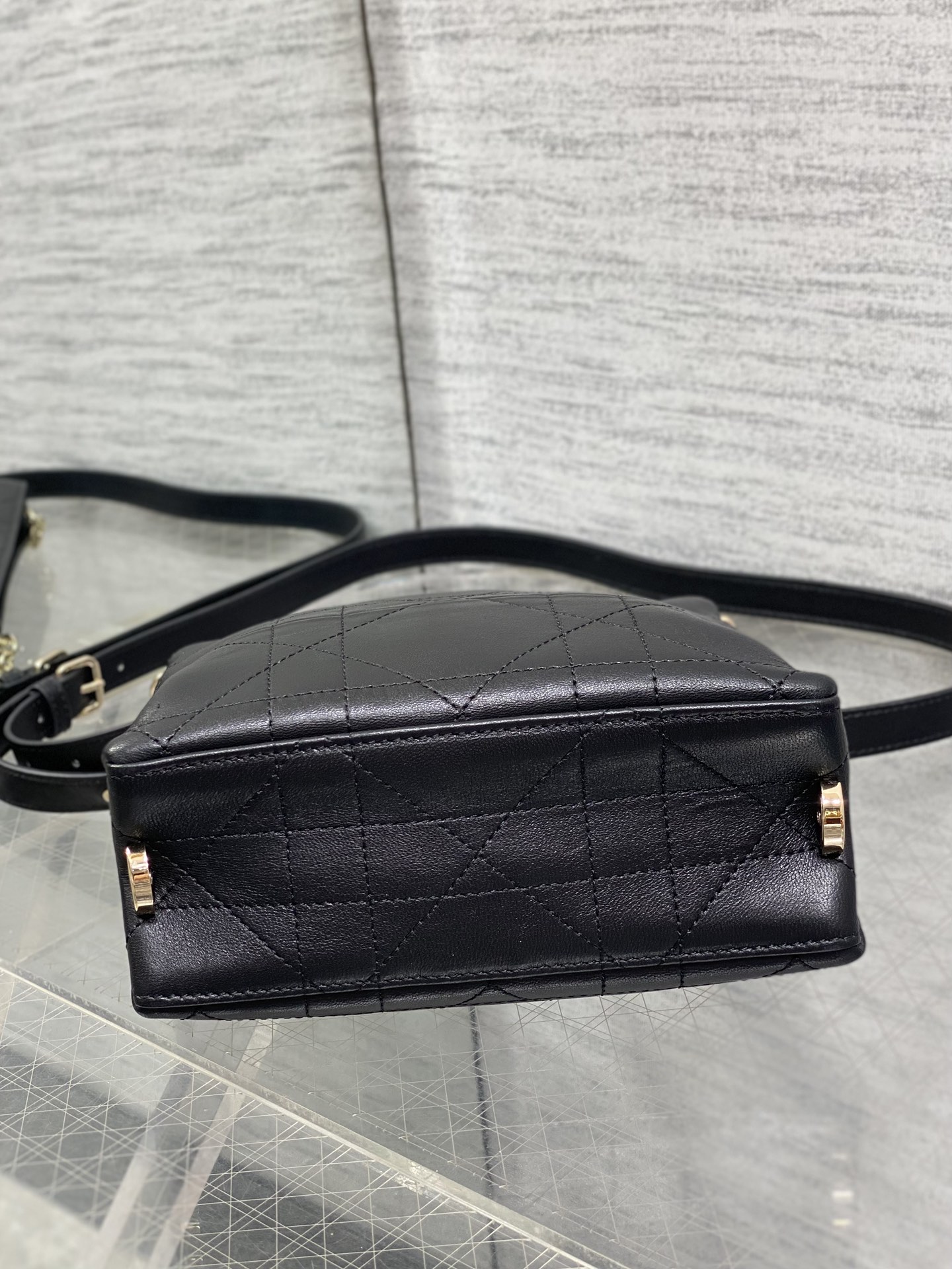 现货‼️Dior 2026 Trianon新款Hobo链条包，黑色菱格纹皮革+金属链条肩带，优雅又实用！