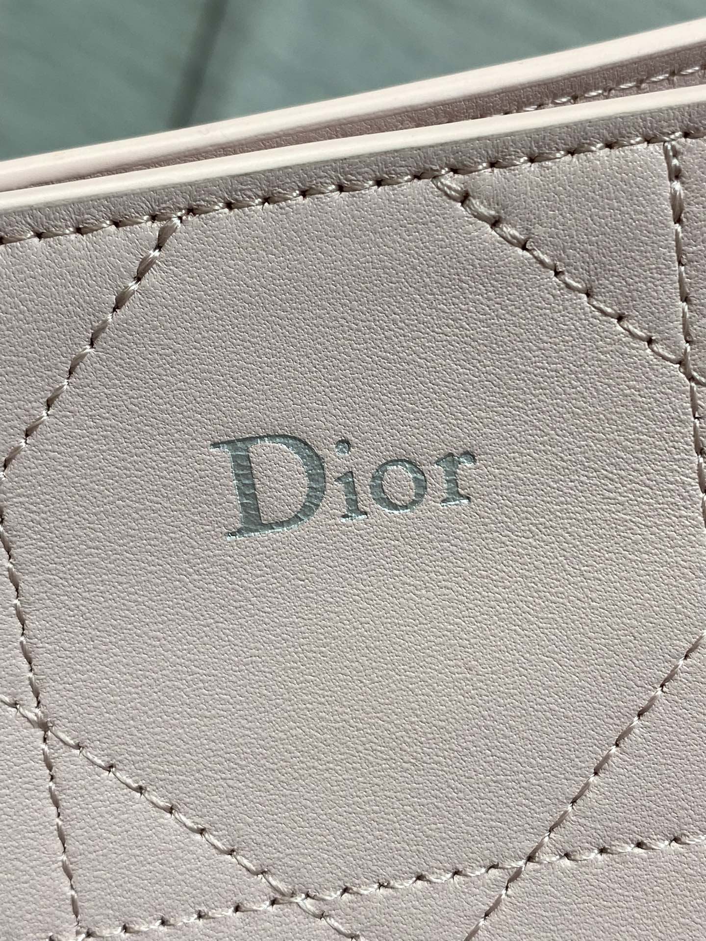 现货‼️Dior 2026 Trianon新款Hobo链条包，黑色菱格纹皮革+金属链条肩带，优雅又实用！