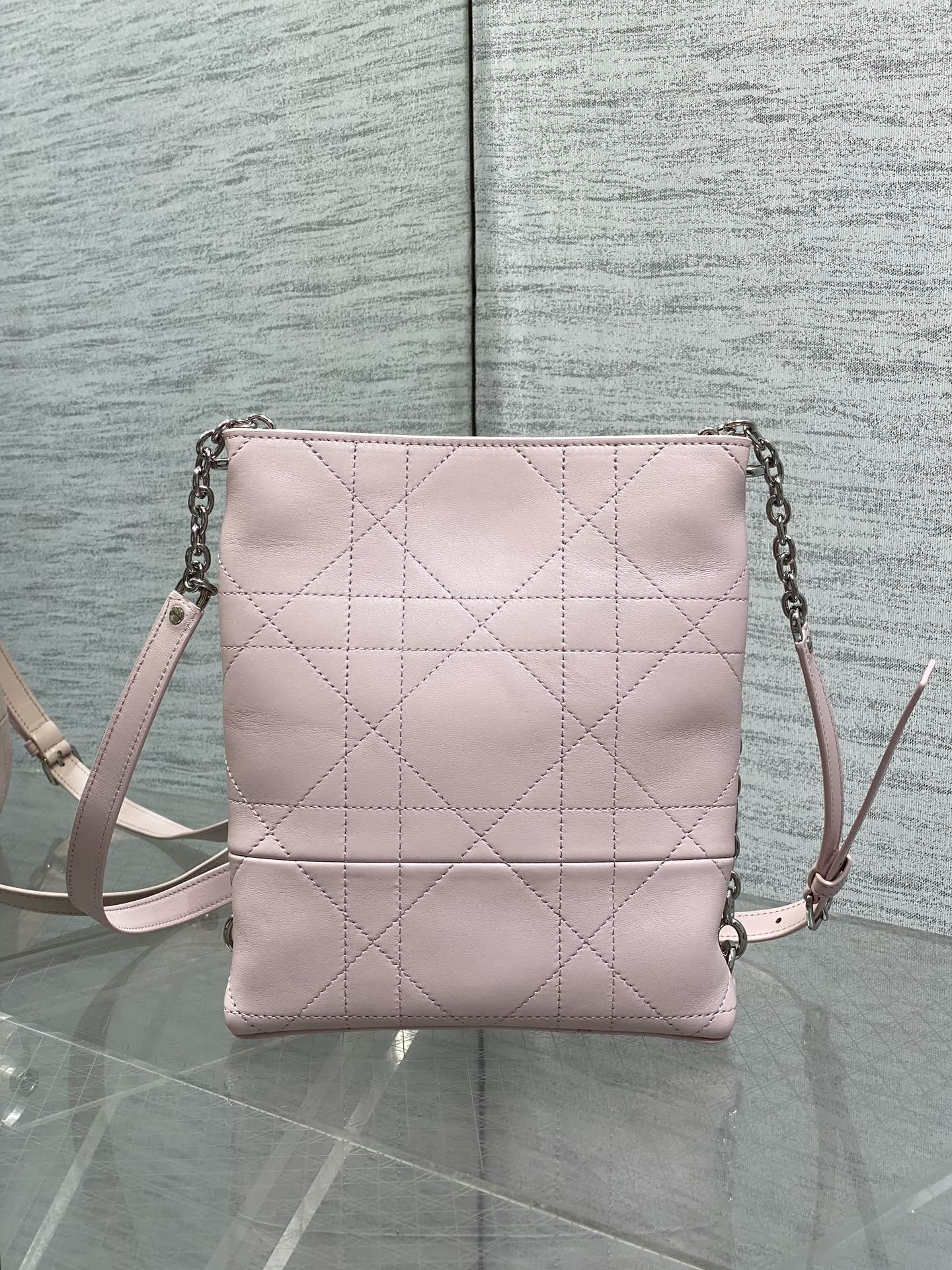 现货‼️Dior 2026 Trianon新款Hobo链条包，黑色菱格纹皮革+金属链条肩带，优雅又实用！