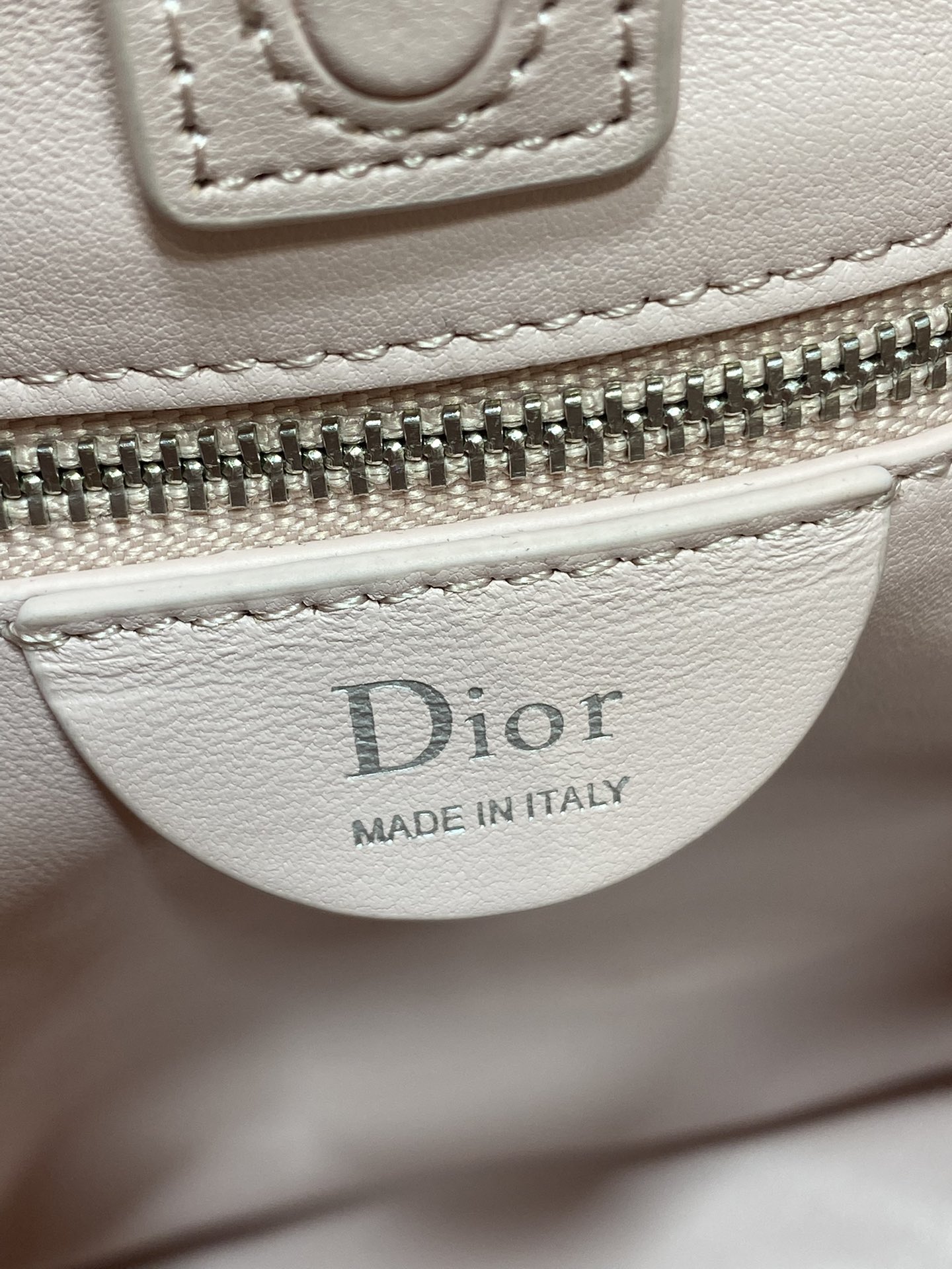 现货‼️Dior 2026 Trianon新款Hobo链条包，黑色菱格纹皮革+金属链条肩带，优雅又实用！