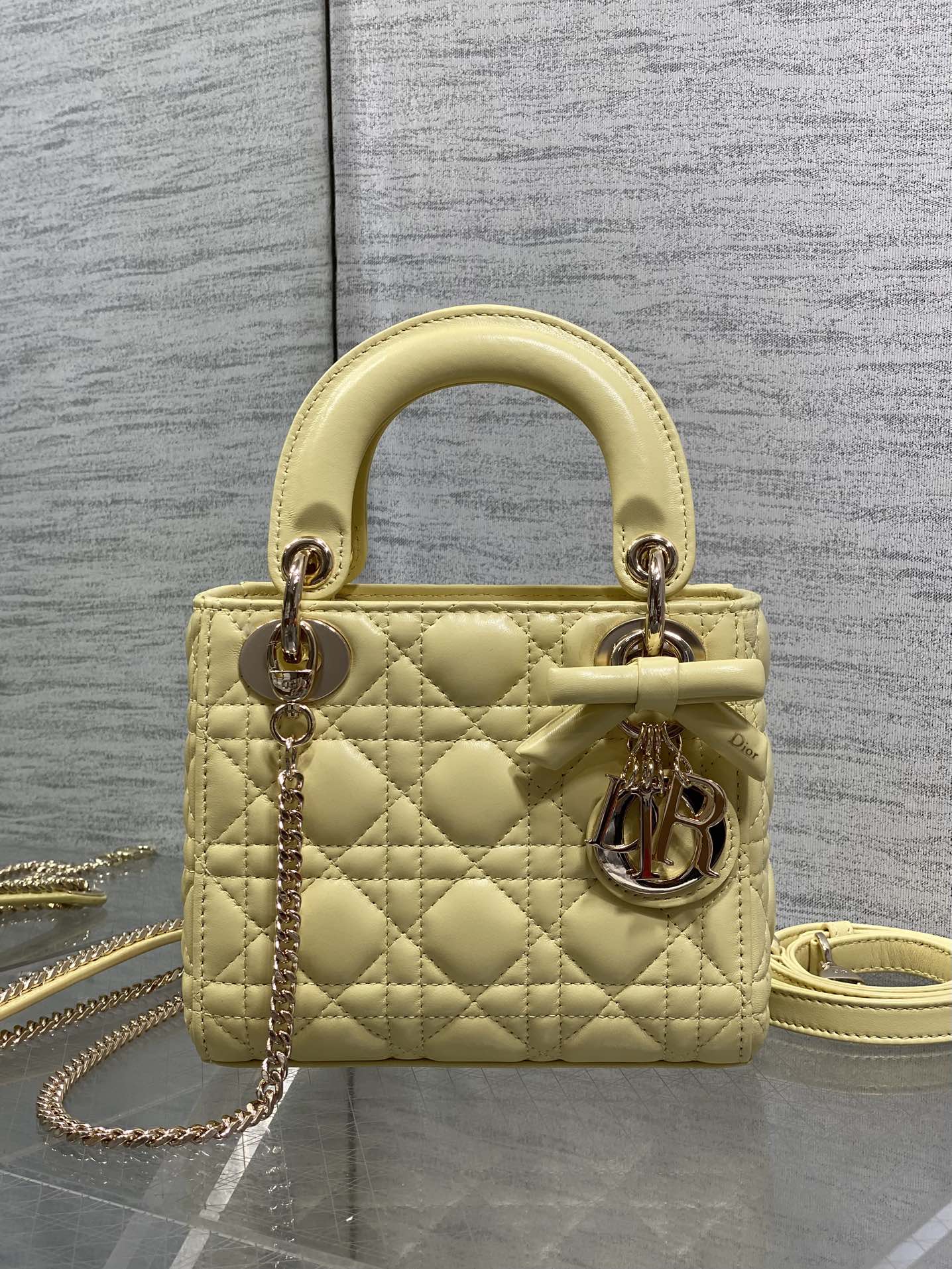现货‼️Classic Lady最新蝴蝶结🎀戴妃包，人手一个必备的三格小包😍。迷人优雅又气场十足💃🏻，斜