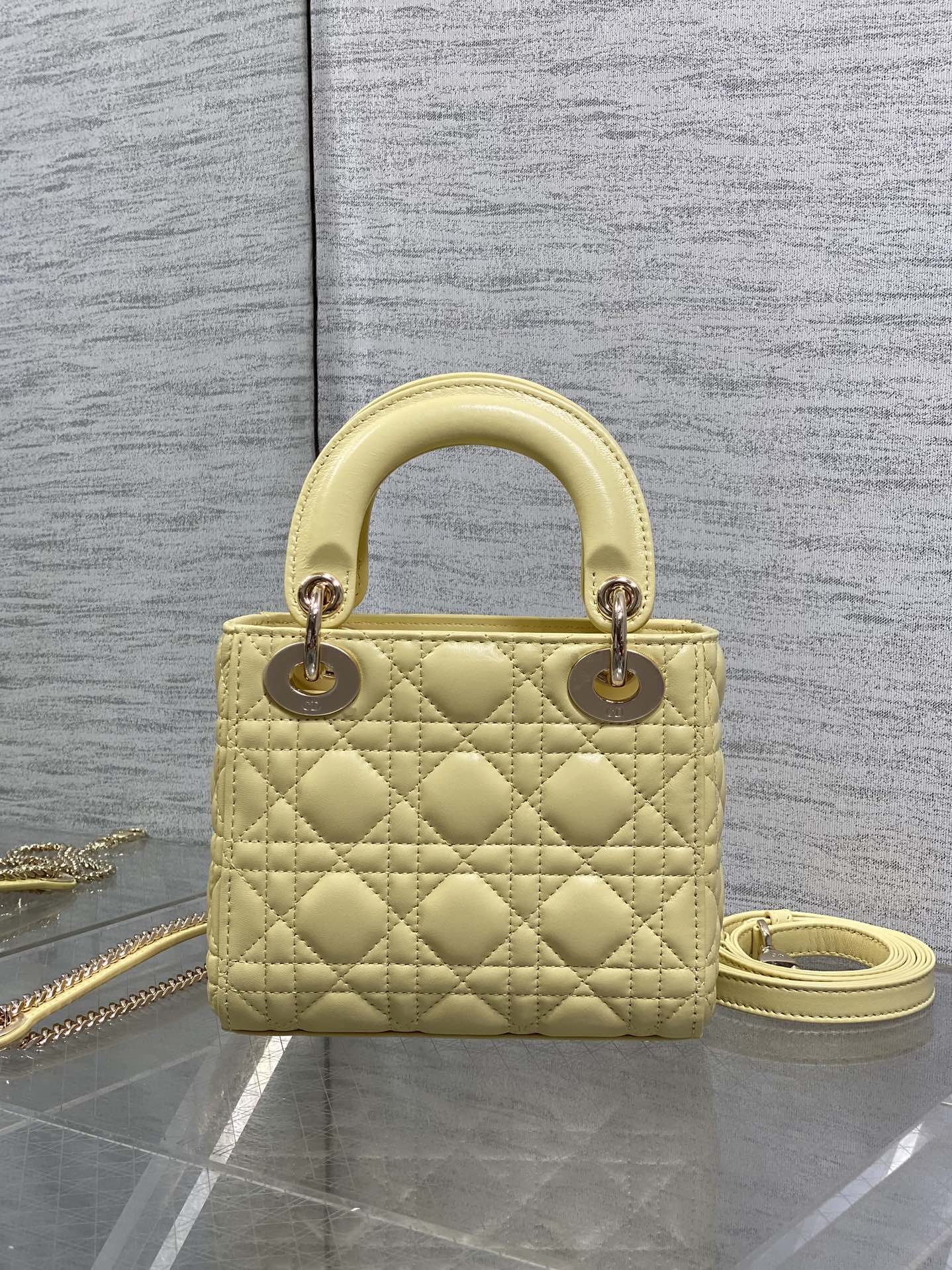 现货‼️Classic Lady最新蝴蝶结🎀戴妃包，人手一个必备的三格小包😍。迷人优雅又气场十足💃🏻，斜