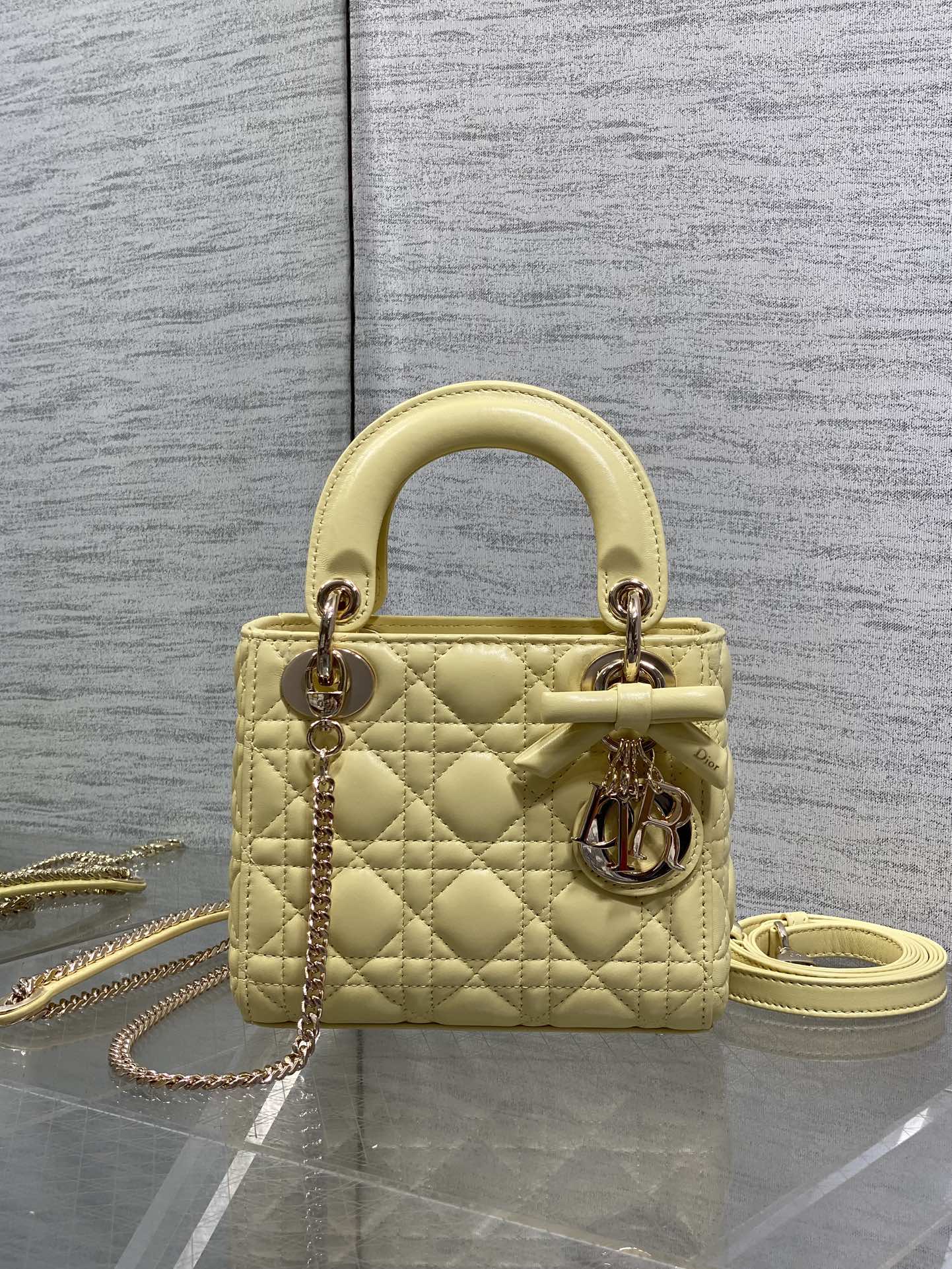 现货‼️Classic Lady最新蝴蝶结🎀戴妃包，人手一个必备的三格小包😍。迷人优雅又气场十足💃🏻，斜