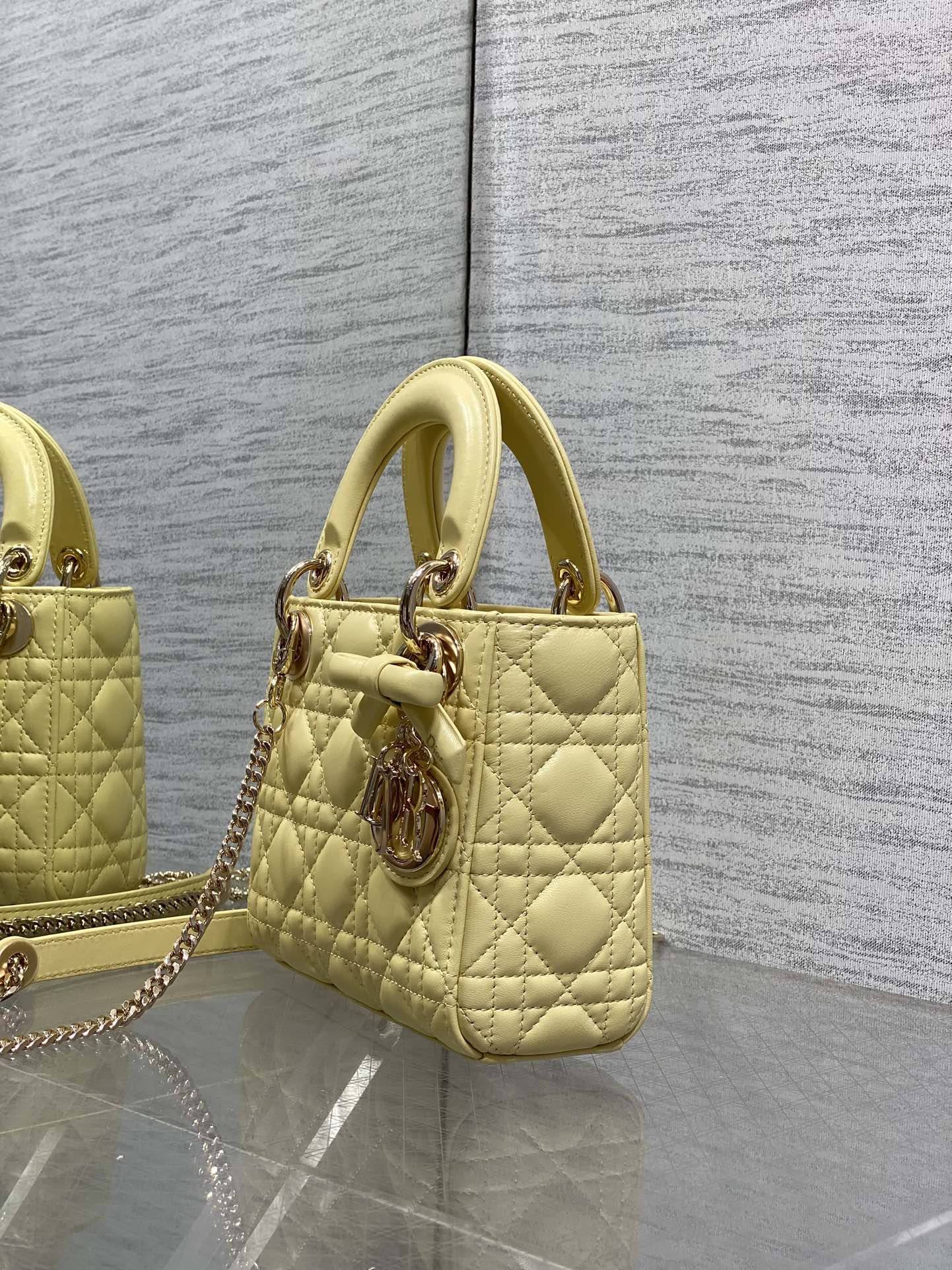 现货‼️Classic Lady最新蝴蝶结🎀戴妃包，人手一个必备的三格小包😍。迷人优雅又气场十足💃🏻，斜