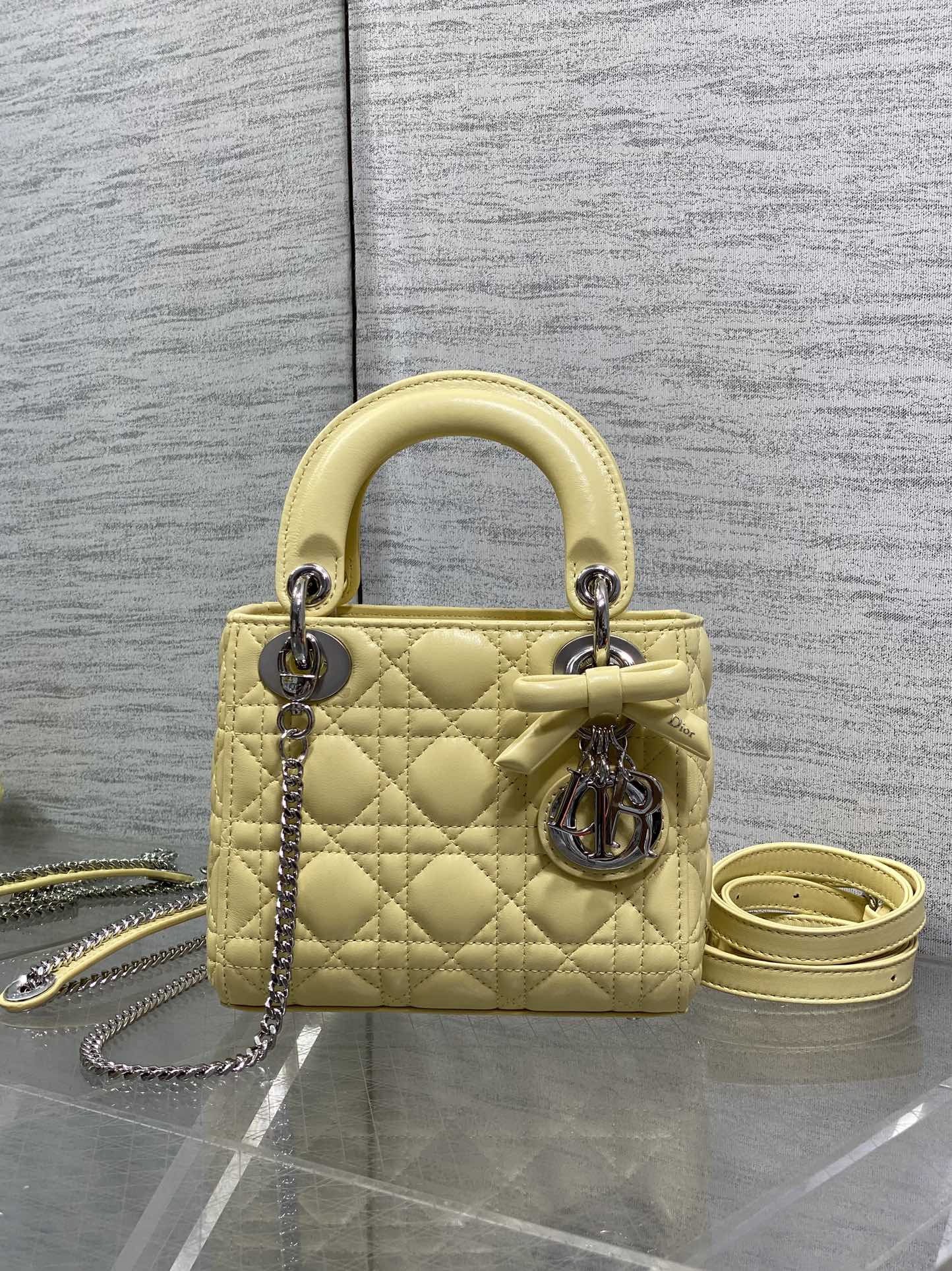 现货‼️Classic Lady最新蝴蝶结🎀戴妃包，人手一个必备的三格小包😍。迷人优雅又气场十足💃🏻，斜