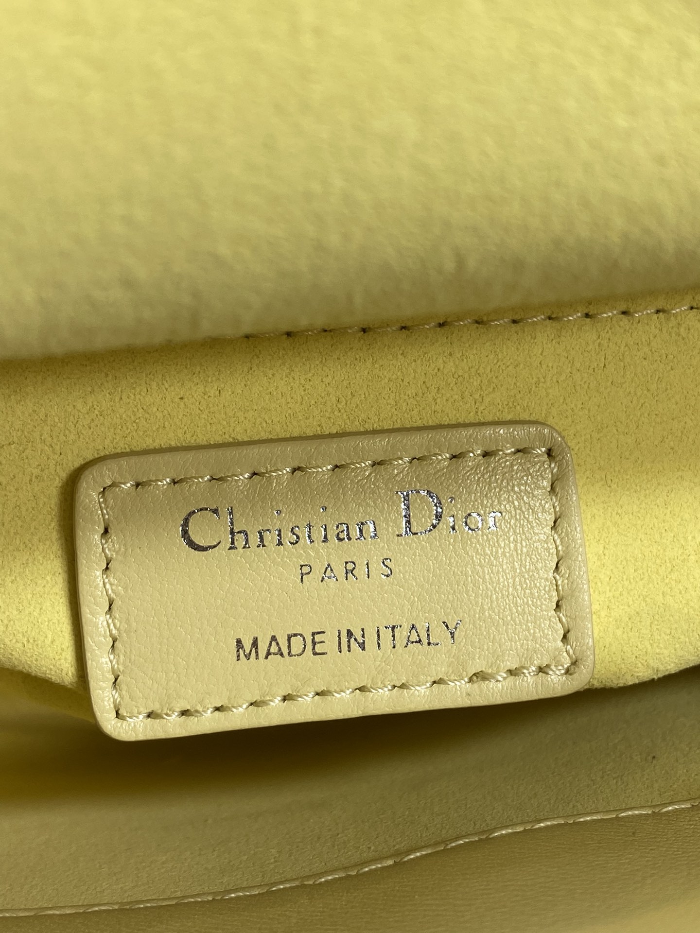 现货‼️Classic Lady最新蝴蝶结🎀戴妃包，人手一个必备的三格小包😍。迷人优雅又气场十足💃🏻，斜