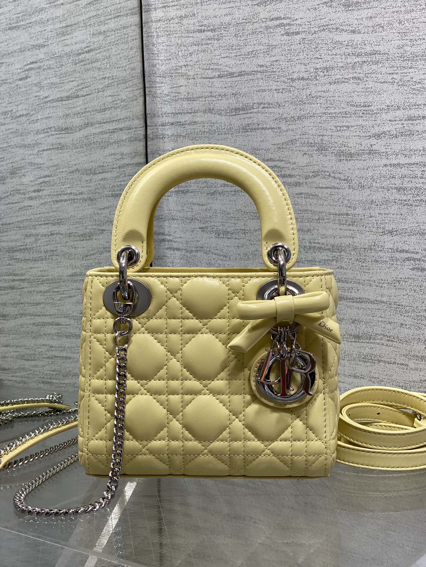 现货‼️Classic Lady最新蝴蝶结🎀戴妃包，人手一个必备的三格小包😍。迷人优雅又气场十足💃🏻，斜