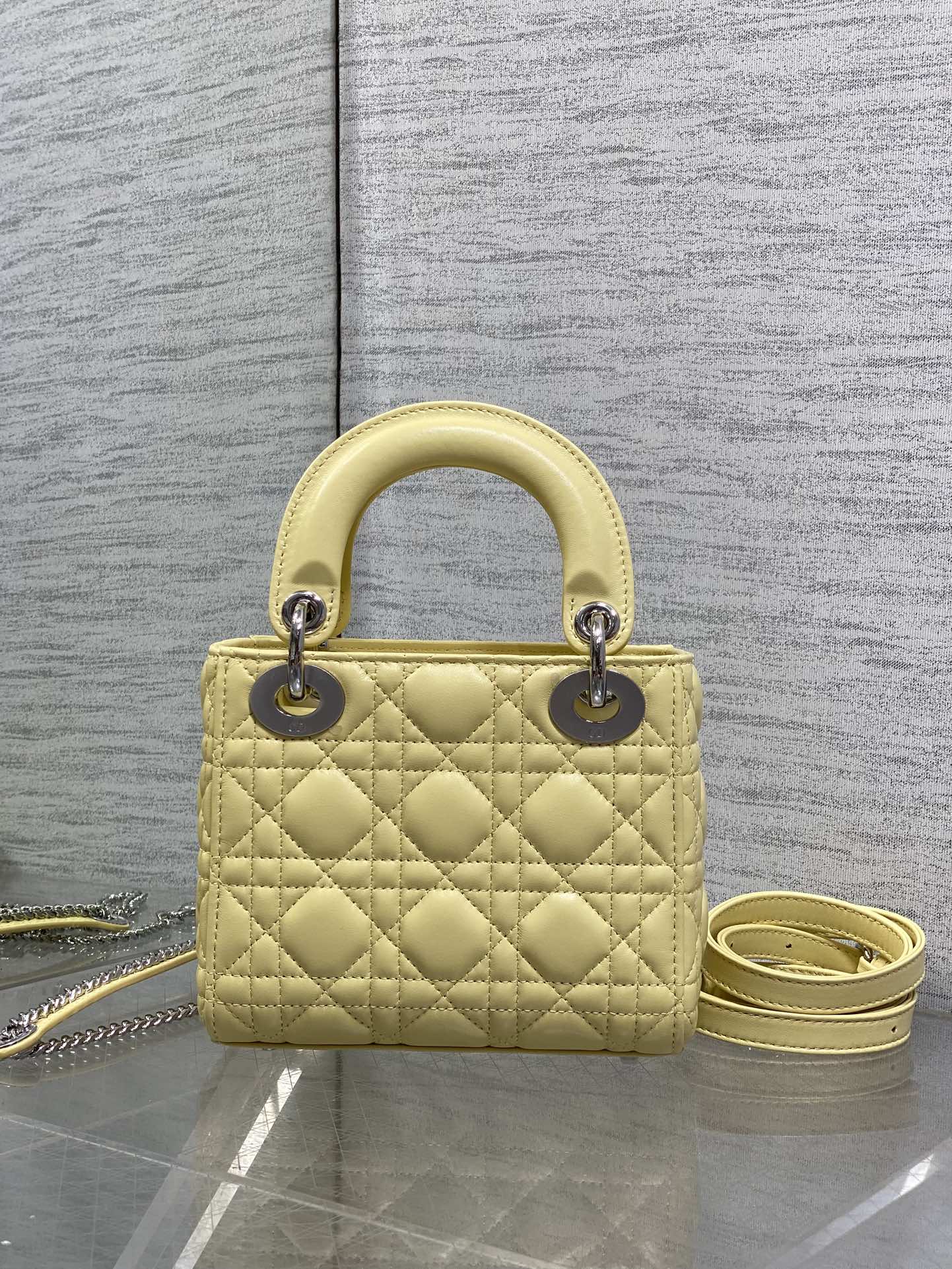 现货‼️Classic Lady最新蝴蝶结🎀戴妃包，人手一个必备的三格小包😍。迷人优雅又气场十足💃🏻，斜