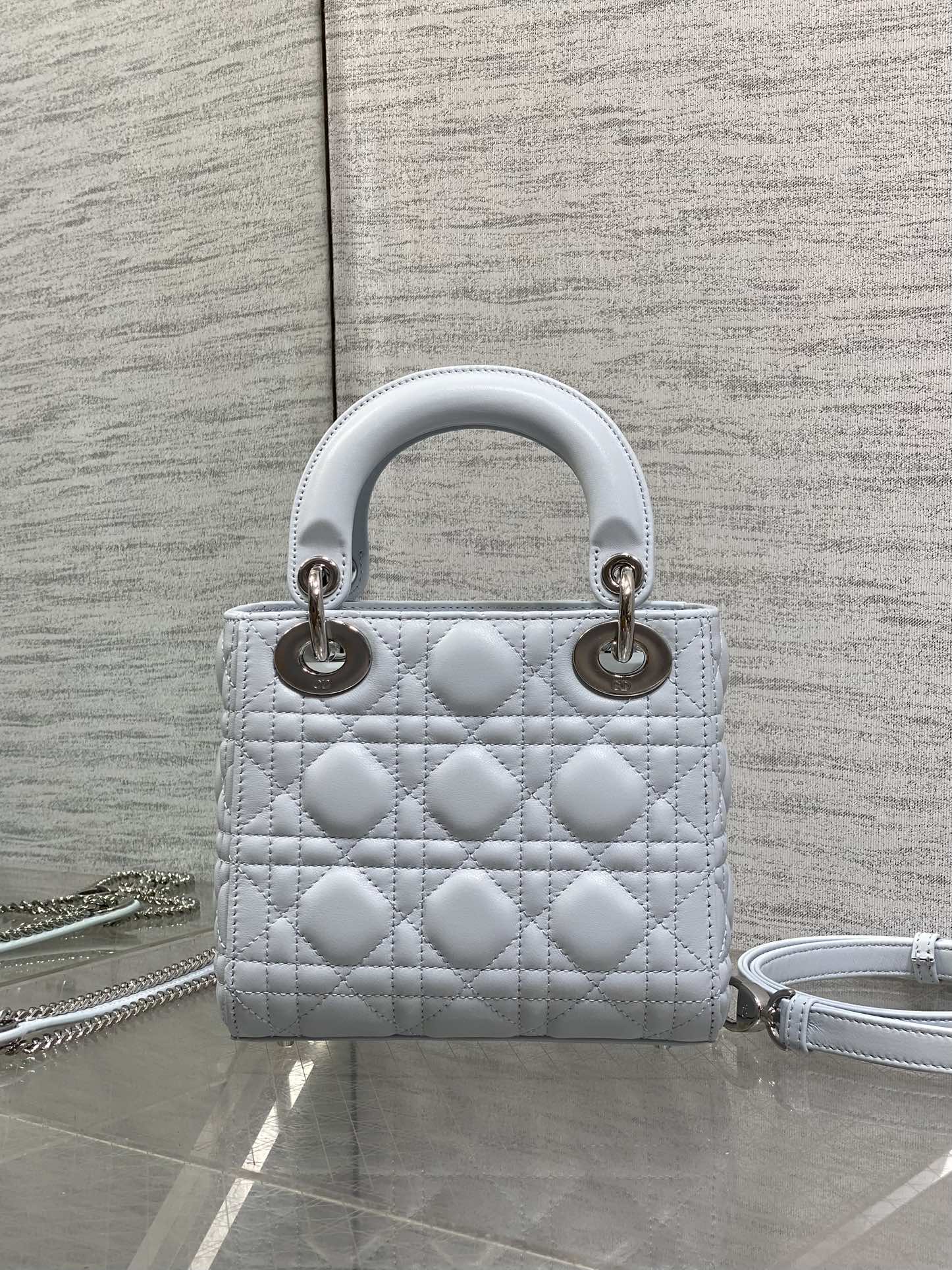 冰川蓝现货‼️原厂皮配羊筋绒内里Classic Lady三格蝴蝶结戴妃包，人手一个必备的三格小包😍。迷人
