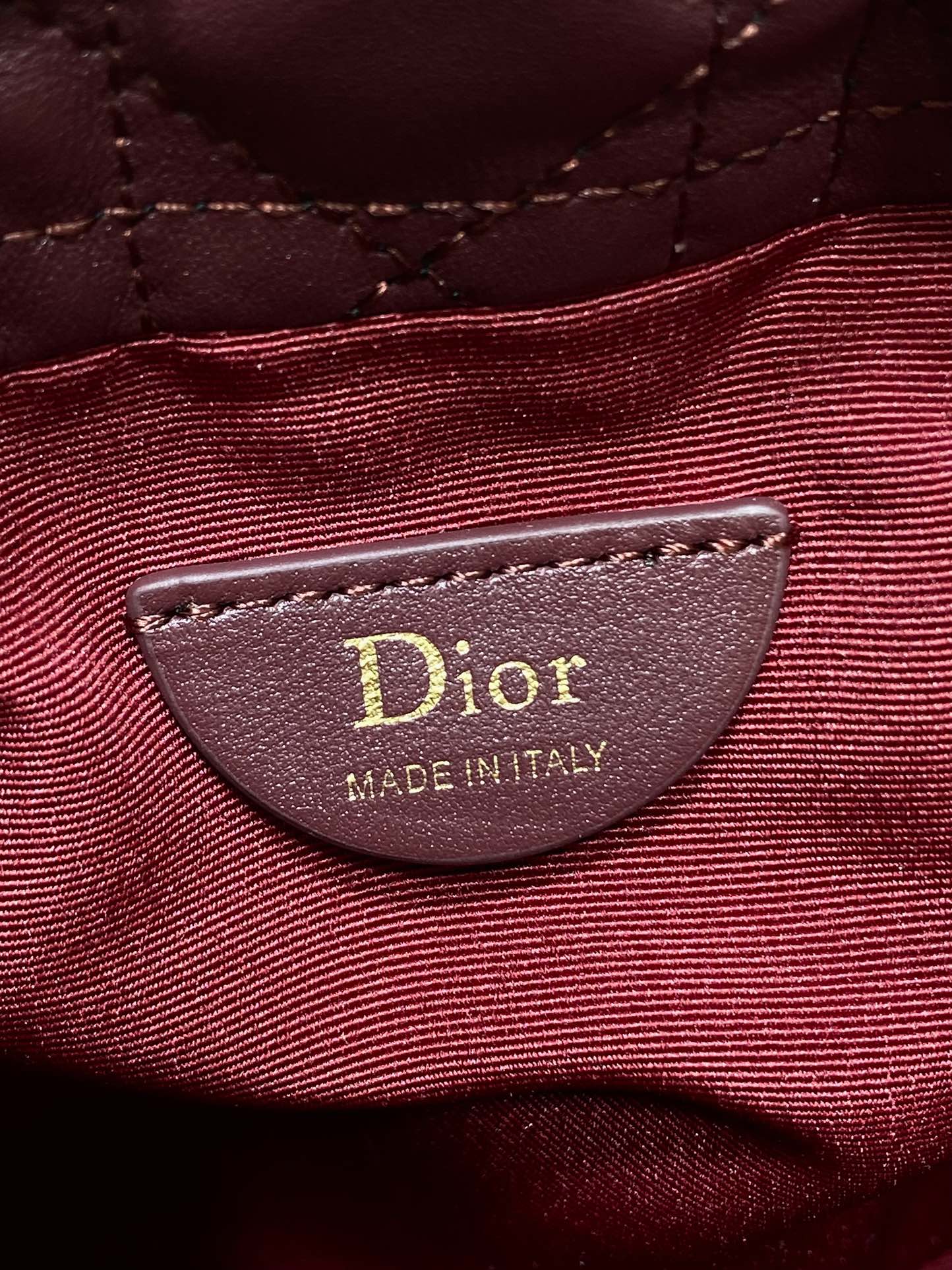 现货‼️Dior Adiorable最新款菱格纹福袋，采用柔软皮革+经典菱格纹缝线，搭配蝴蝶结和金属吊饰