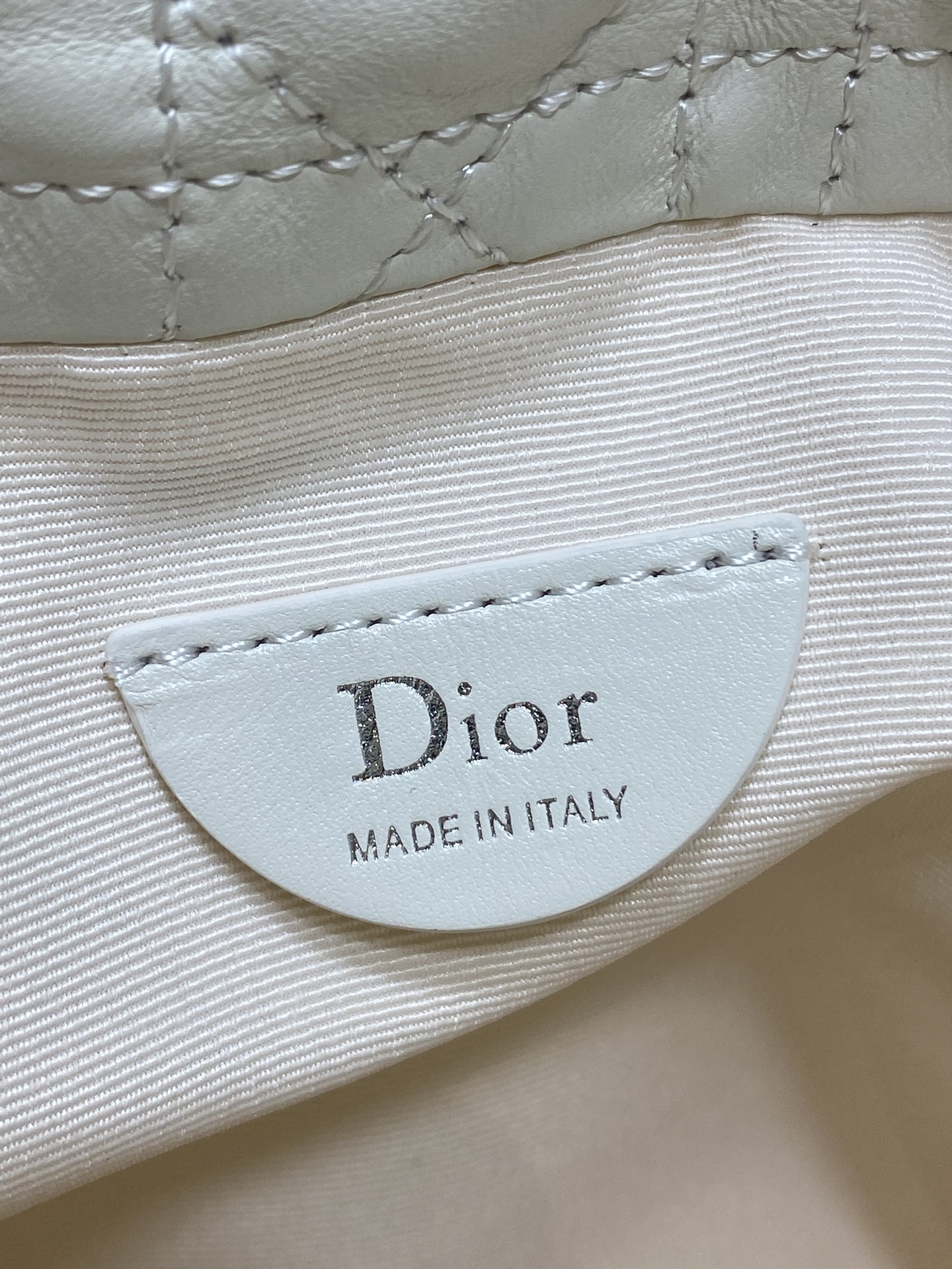 现货‼️Dior Adiorable最新款菱格纹福袋，采用柔软皮革+经典菱格纹缝线，搭配蝴蝶结和金属吊饰