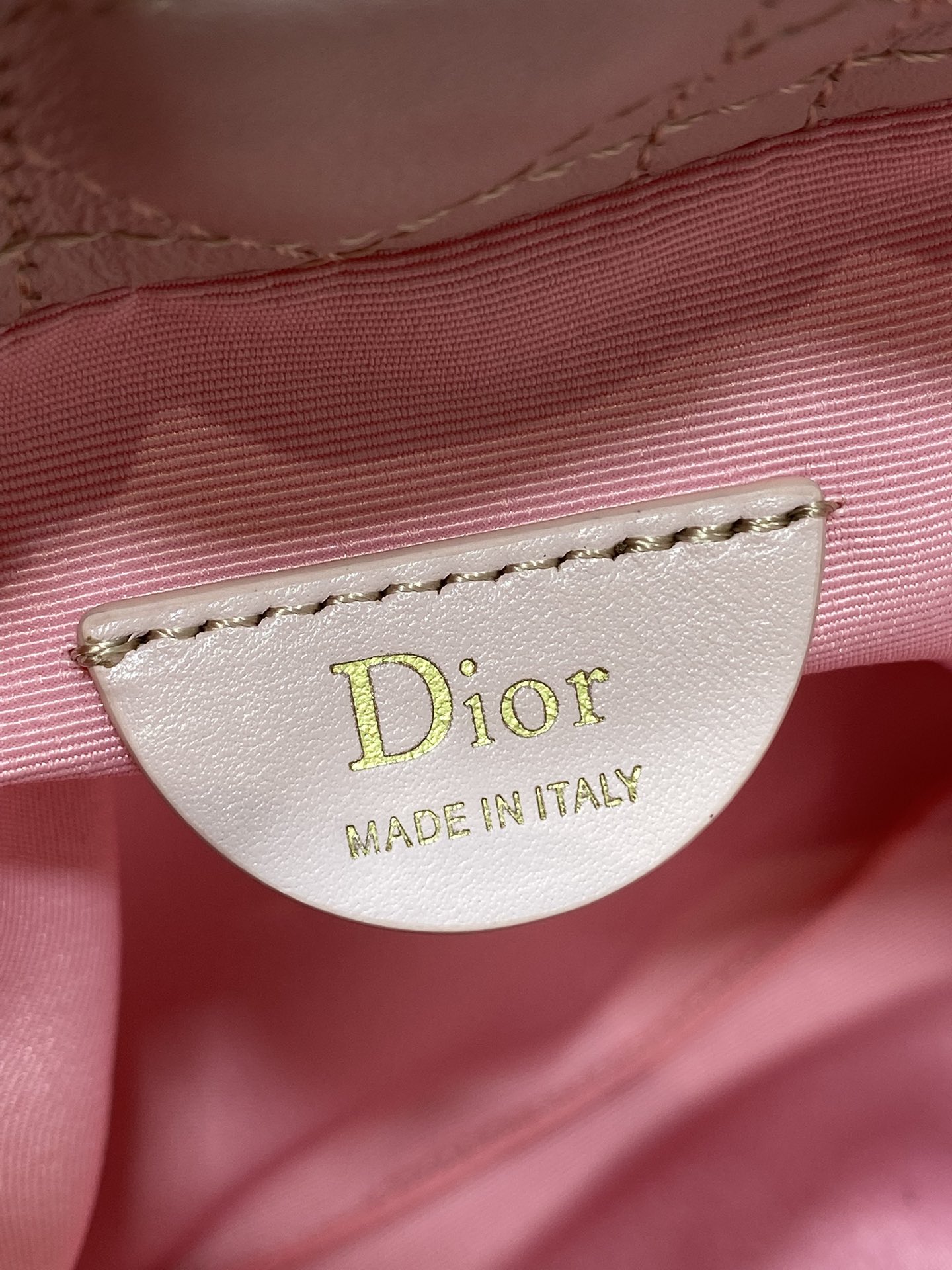 现货‼️Dior Adiorable最新款菱格纹福袋，采用柔软皮革+经典菱格纹缝线，搭配蝴蝶结和金属吊饰
