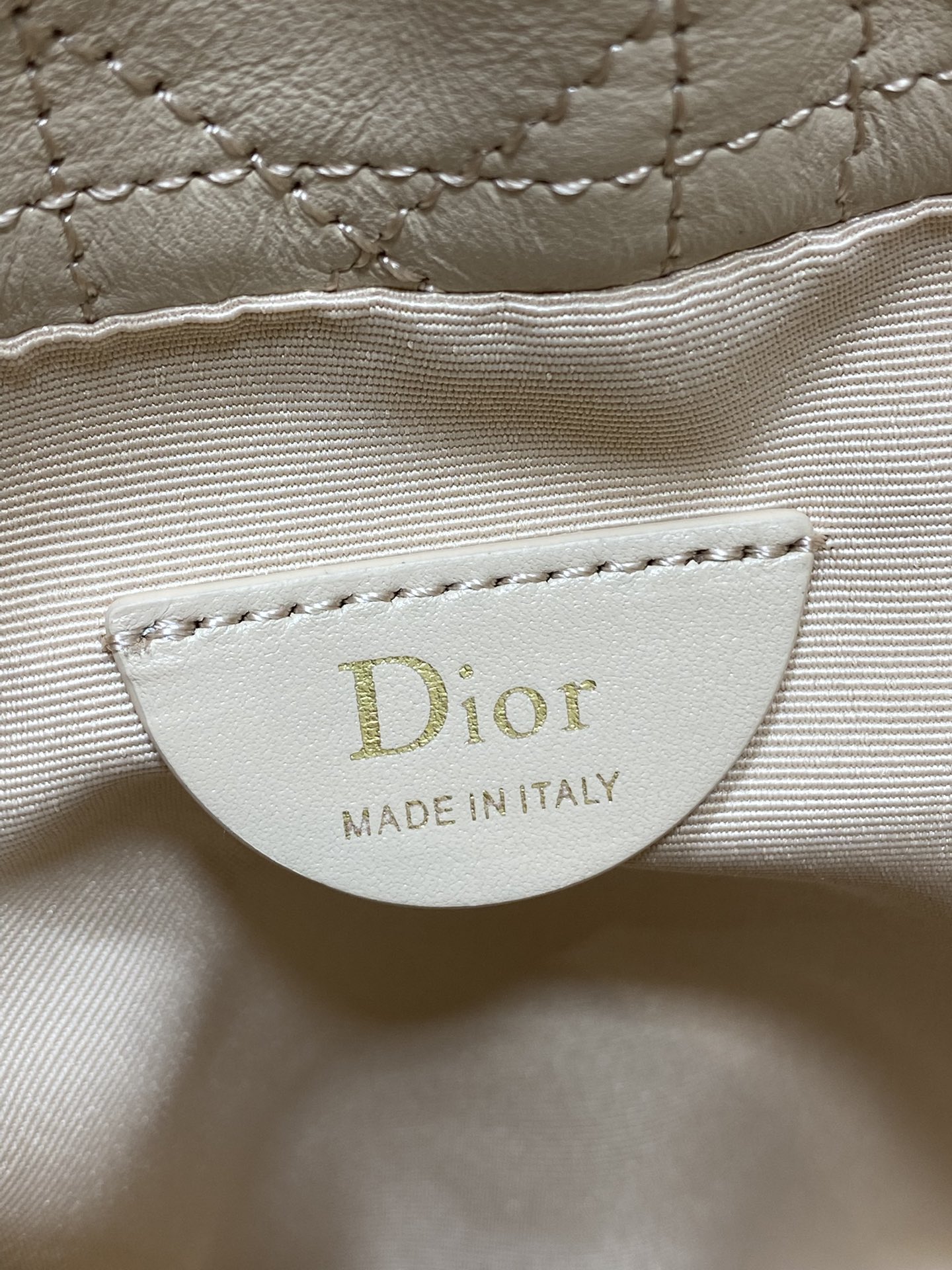现货‼️Dior Adiorable最新款菱格纹福袋，采用柔软皮革+经典菱格纹缝线，搭配蝴蝶结和金属吊饰