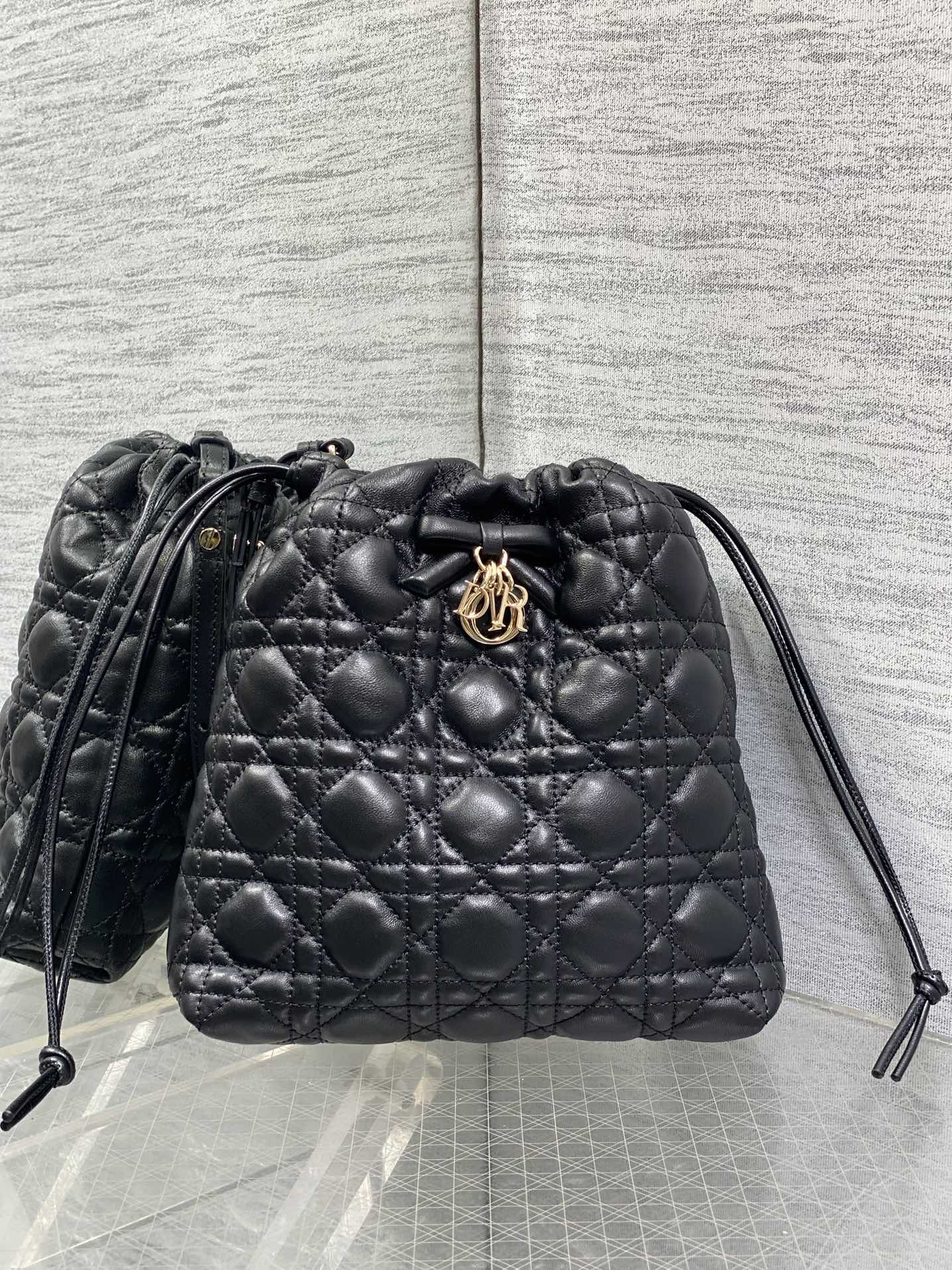 现货‼️Dior Adiorable最新款菱格纹福袋，采用柔软皮革+经典菱格纹缝线，搭配蝴蝶结和金属吊饰
