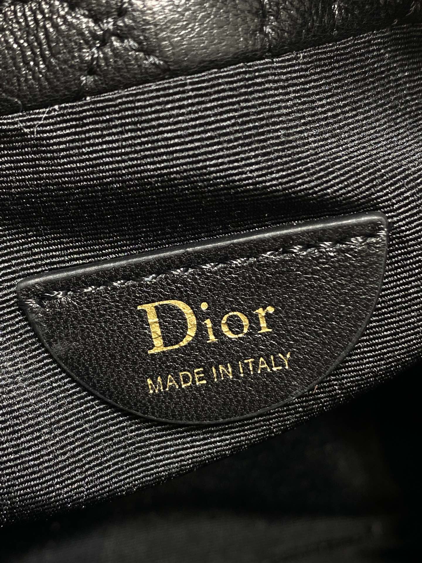 现货‼️Dior Adiorable最新款菱格纹福袋，采用柔软皮革+经典菱格纹缝线，搭配蝴蝶结和金属吊饰