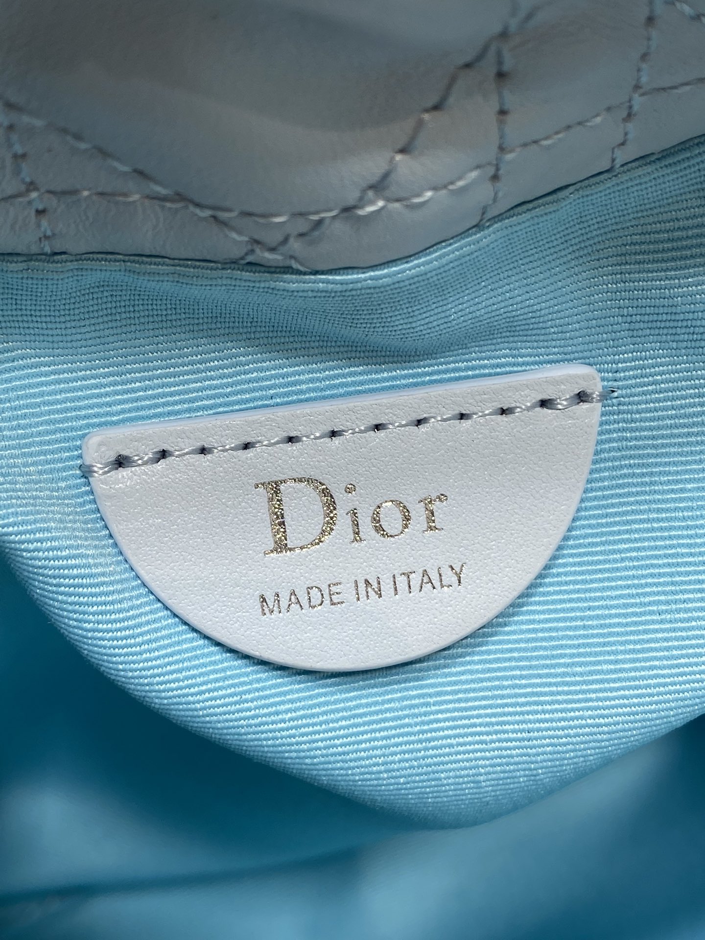现货‼️Dior Adiorable最新款菱格纹福袋，采用柔软皮革+经典菱格纹缝线，搭配蝴蝶结和金属吊饰