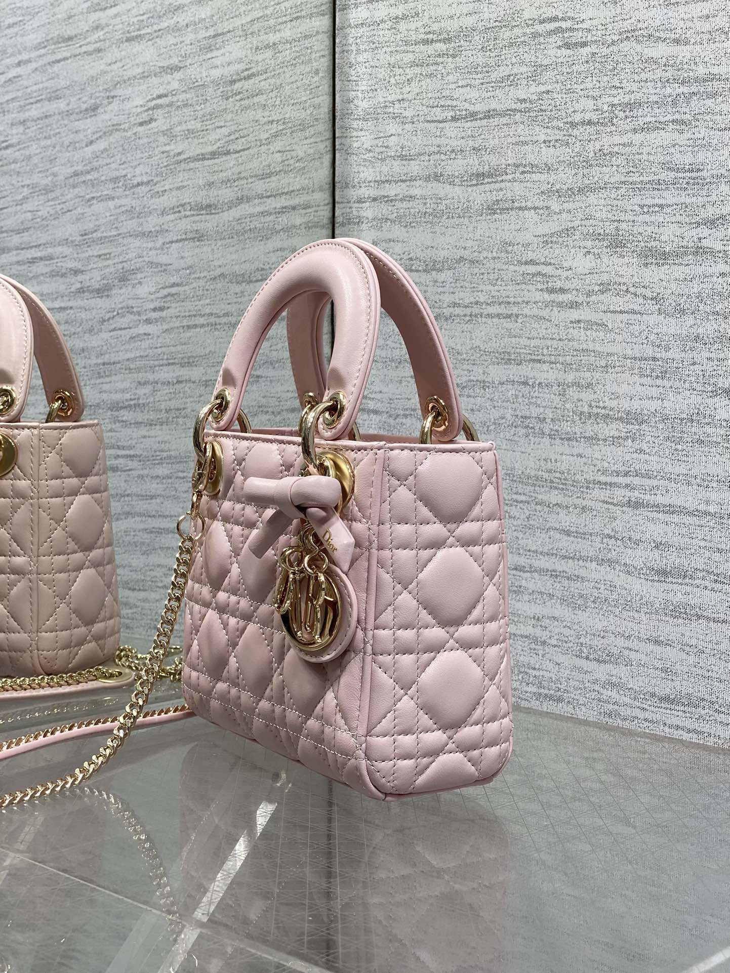 现货‼️Classic Lady最新蝴蝶结🎀戴妃包，人手一个必备的三格小包😍。迷人优雅又气场十足💃🏻，斜