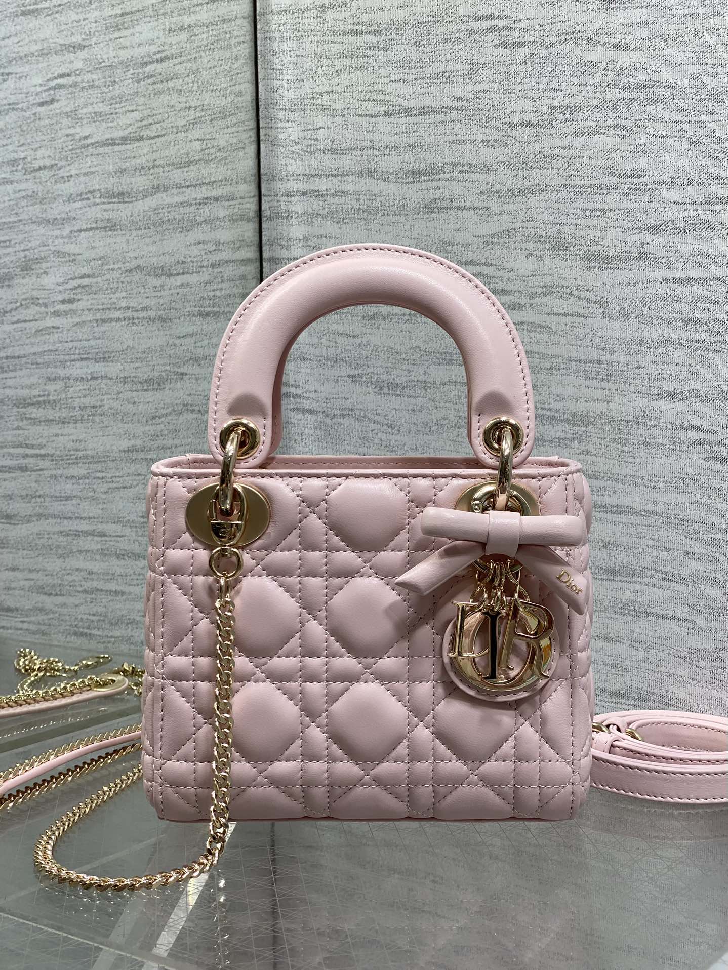 现货‼️Classic Lady最新蝴蝶结🎀戴妃包，人手一个必备的三格小包😍。迷人优雅又气场十足💃🏻，斜