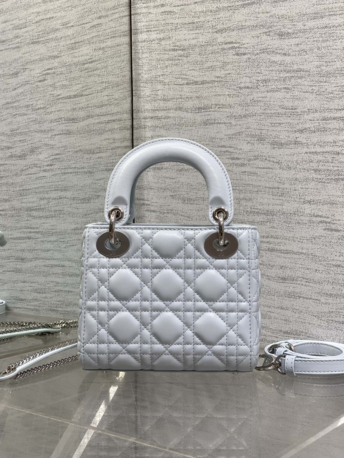 现货‼️Classic Lady最新蝴蝶结🎀戴妃包，人手一个必备的三格小包😍。迷人优雅又气场十足💃🏻，斜