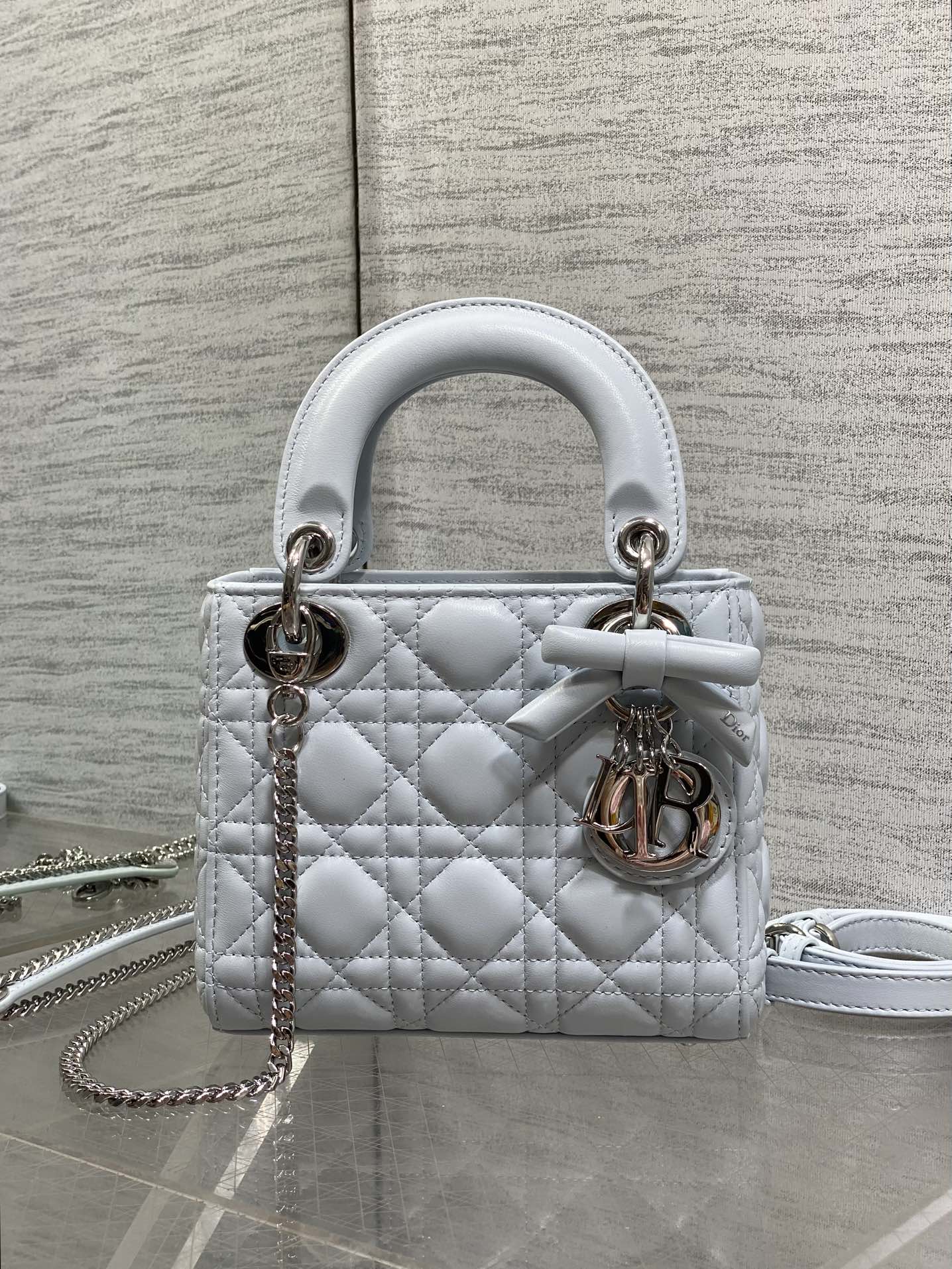 现货‼️Classic Lady最新蝴蝶结🎀戴妃包，人手一个必备的三格小包😍。迷人优雅又气场十足💃🏻，斜
