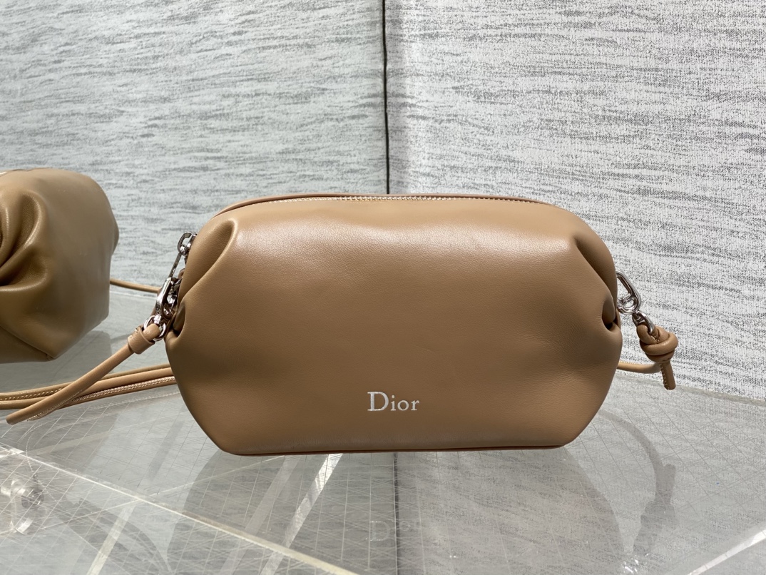 现货‼️最新 Bow Bag手拿包系列简洁的筒包形，像香香软软的面包侧面的蝴蝶结设计，真的别有新意属于法