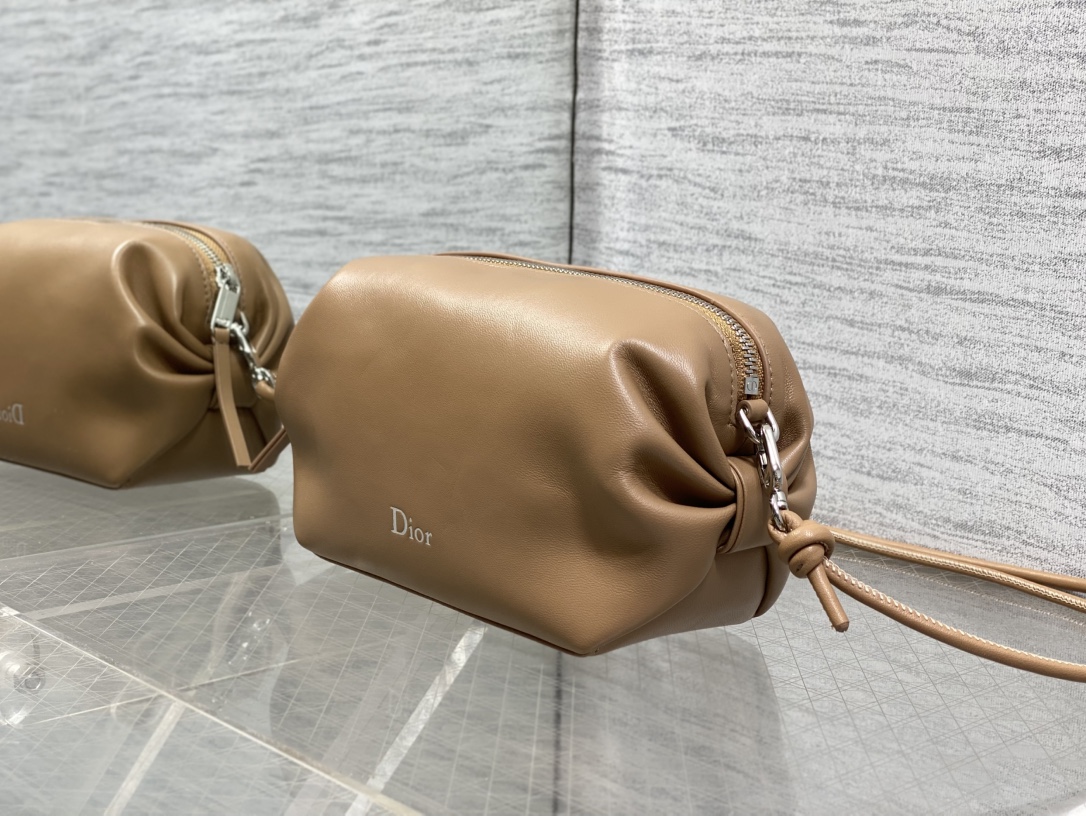现货‼️最新 Bow Bag手拿包系列简洁的筒包形，像香香软软的面包侧面的蝴蝶结设计，真的别有新意属于法